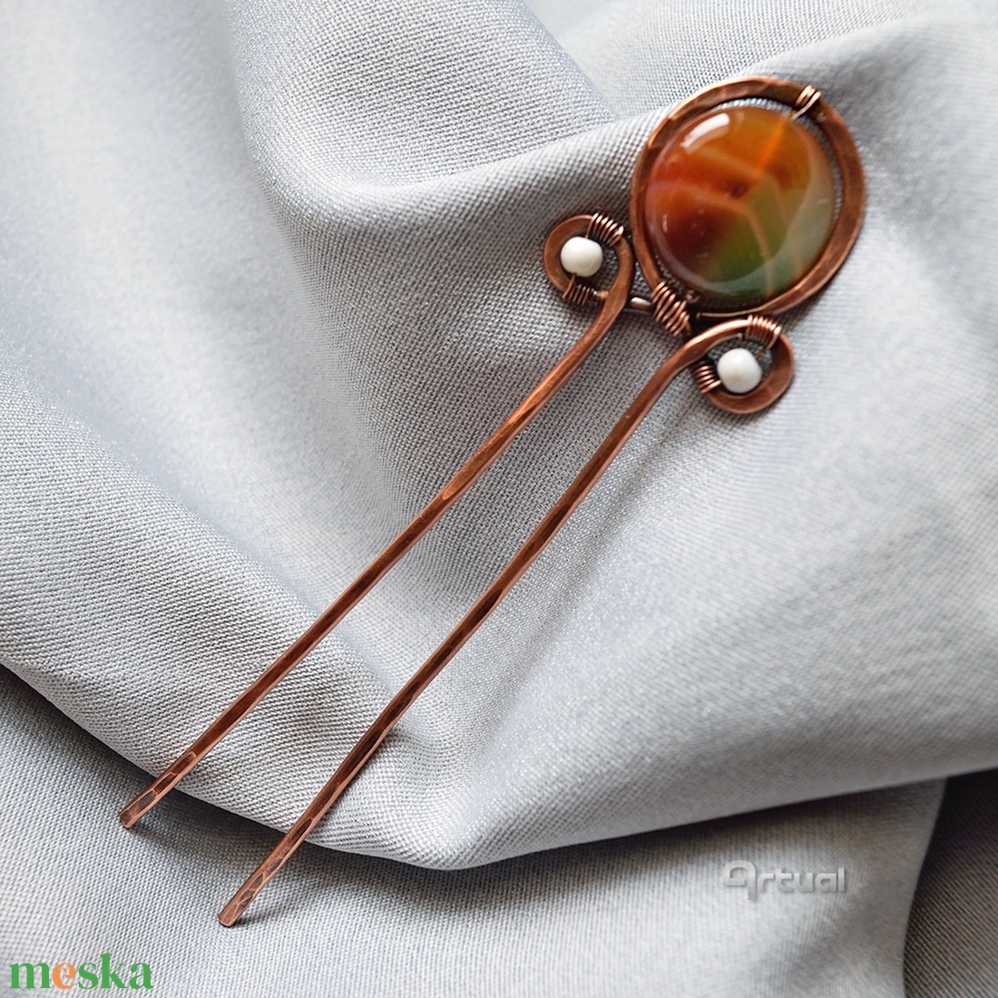 Kézműves réz hajtű fehér golyókkal és zöld-narancs acháttal - ruha & divat - hajdísz & hajcsat - hajcsat & hajtű - Meska.hu