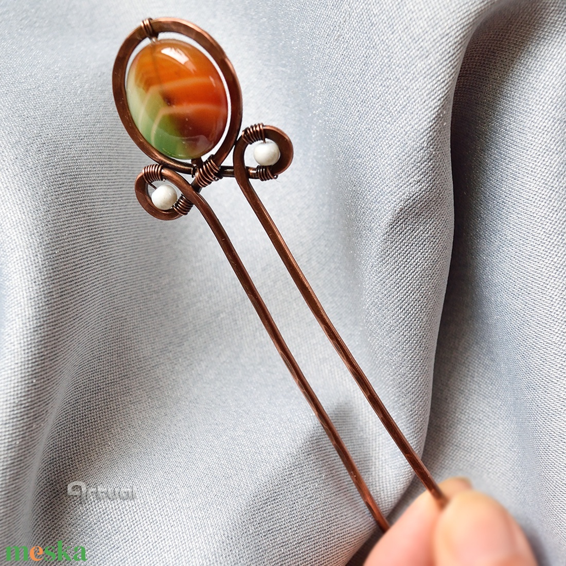 Kézműves réz hajtű fehér golyókkal és zöld-narancs acháttal - ruha & divat - hajdísz & hajcsat - hajcsat & hajtű - Meska.hu