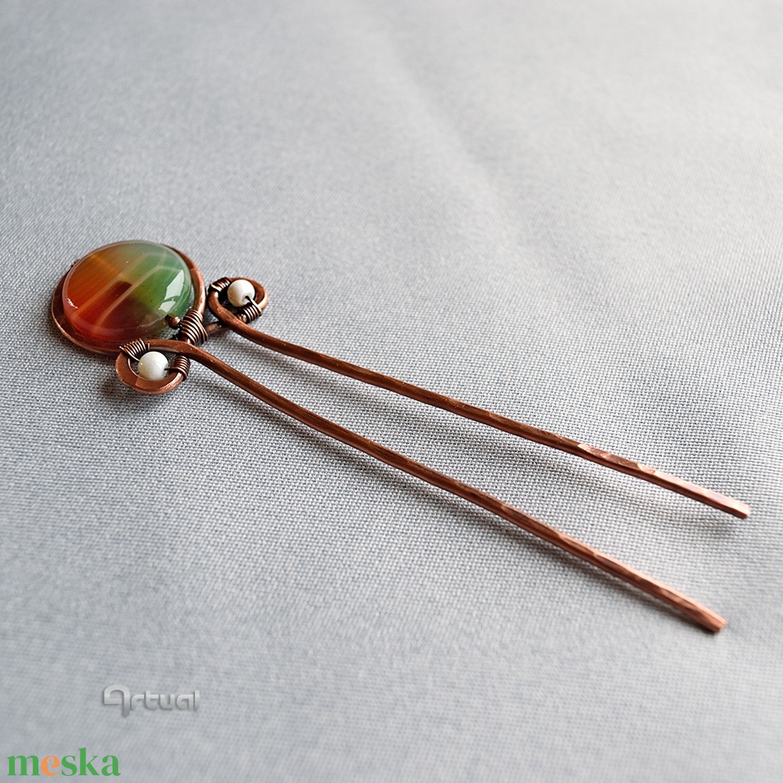 Kézműves réz hajtű fehér golyókkal és zöld-narancs acháttal - ruha & divat - hajdísz & hajcsat - hajcsat & hajtű - Meska.hu