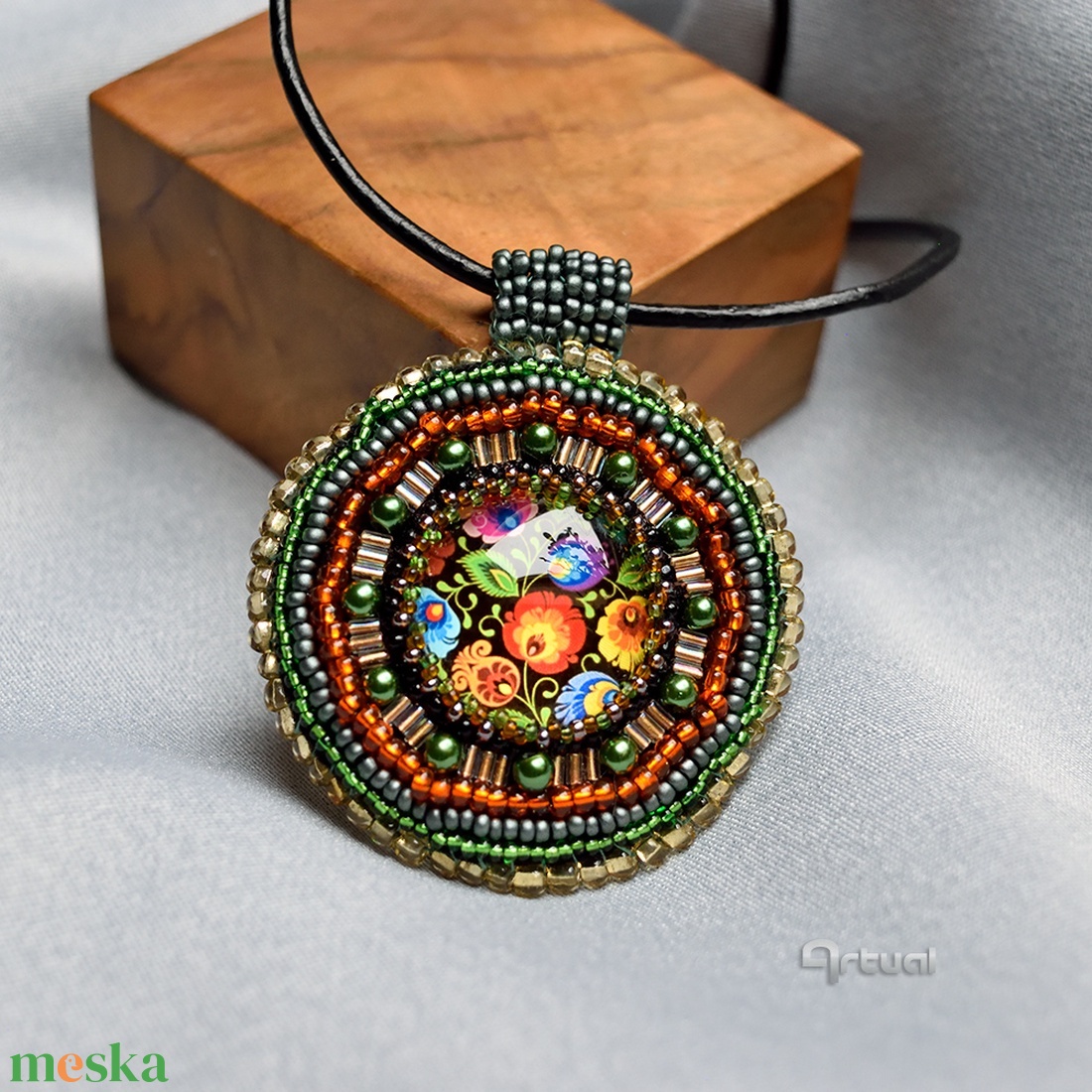 Egyedi hímzett medál zöld kásagyöngyökkel és virágos üvegkabosonnal - ékszer - nyaklánc - medálos nyaklánc - Meska.hu