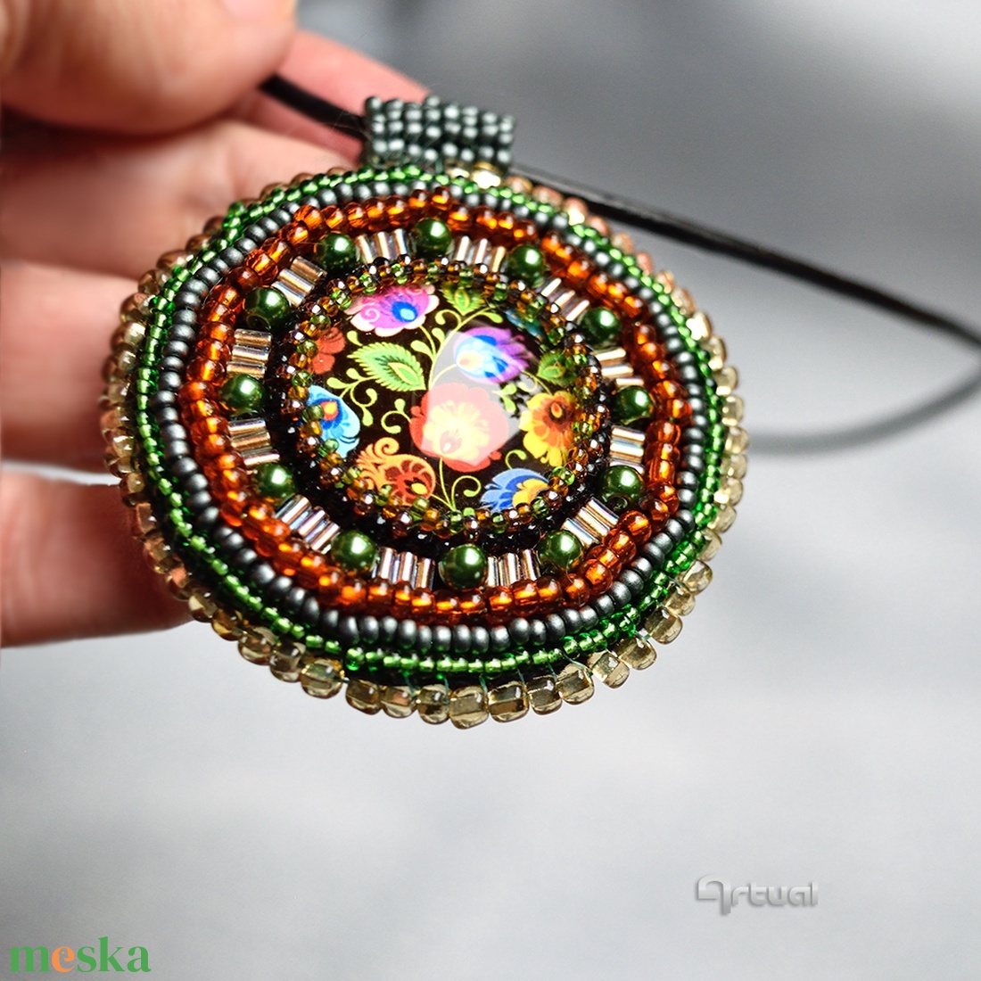 Egyedi hímzett medál zöld kásagyöngyökkel és virágos üvegkabosonnal - ékszer - nyaklánc - medálos nyaklánc - Meska.hu