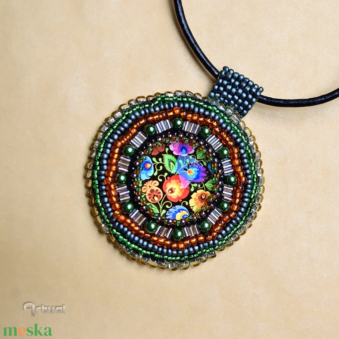 Egyedi hímzett medál zöld kásagyöngyökkel és virágos üvegkabosonnal - ékszer - nyaklánc - medálos nyaklánc - Meska.hu