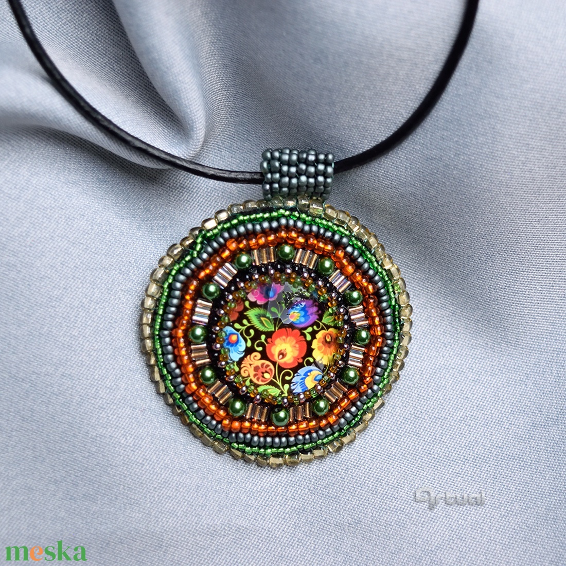 Egyedi hímzett medál zöld kásagyöngyökkel és virágos üvegkabosonnal - ékszer - nyaklánc - medálos nyaklánc - Meska.hu