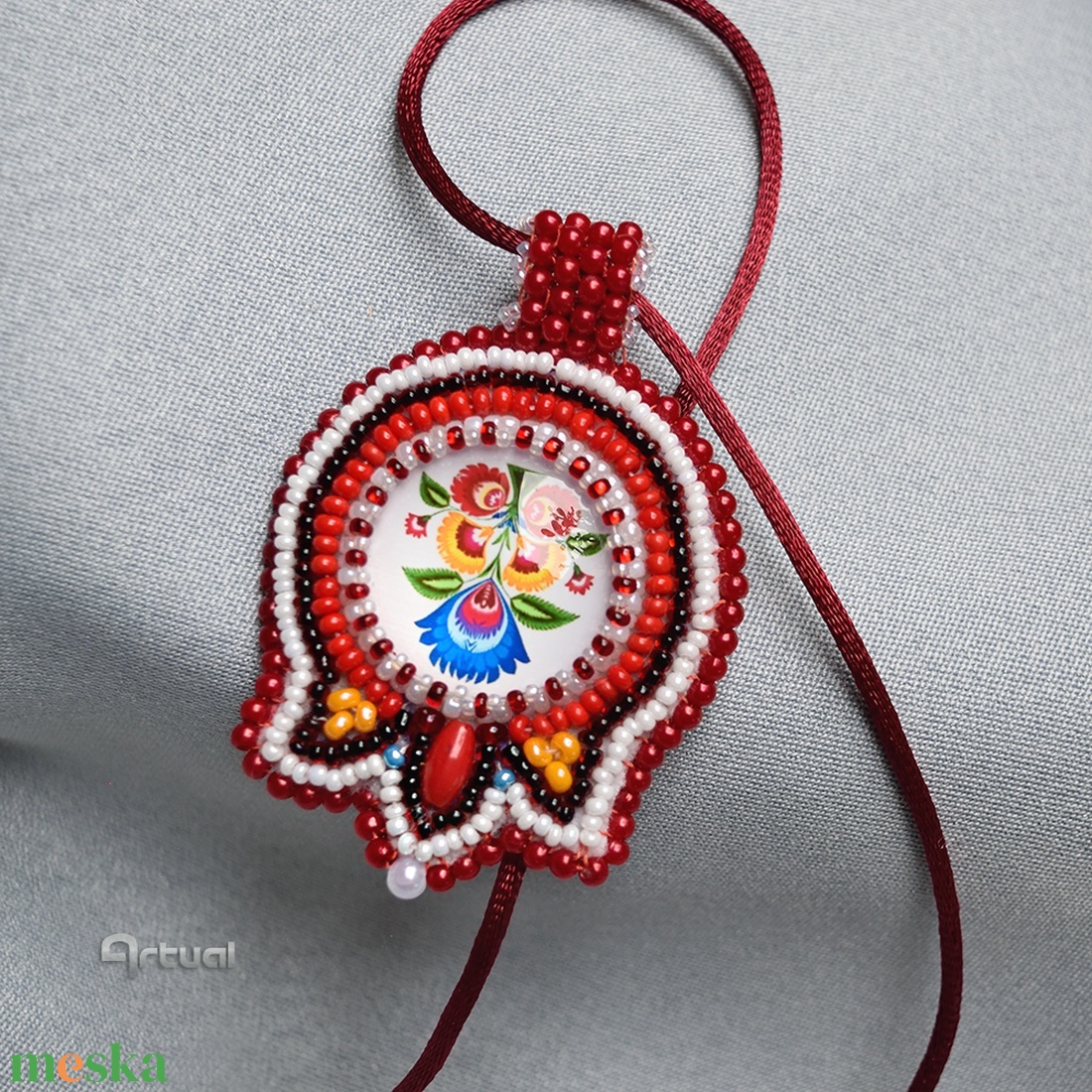 Kézműves hímzett magyaros tulipán medál piros kásagyöngyökkel, korall és virágos üvegkabosonnal - ékszer - nyaklánc - medálos nyaklánc - Meska.hu