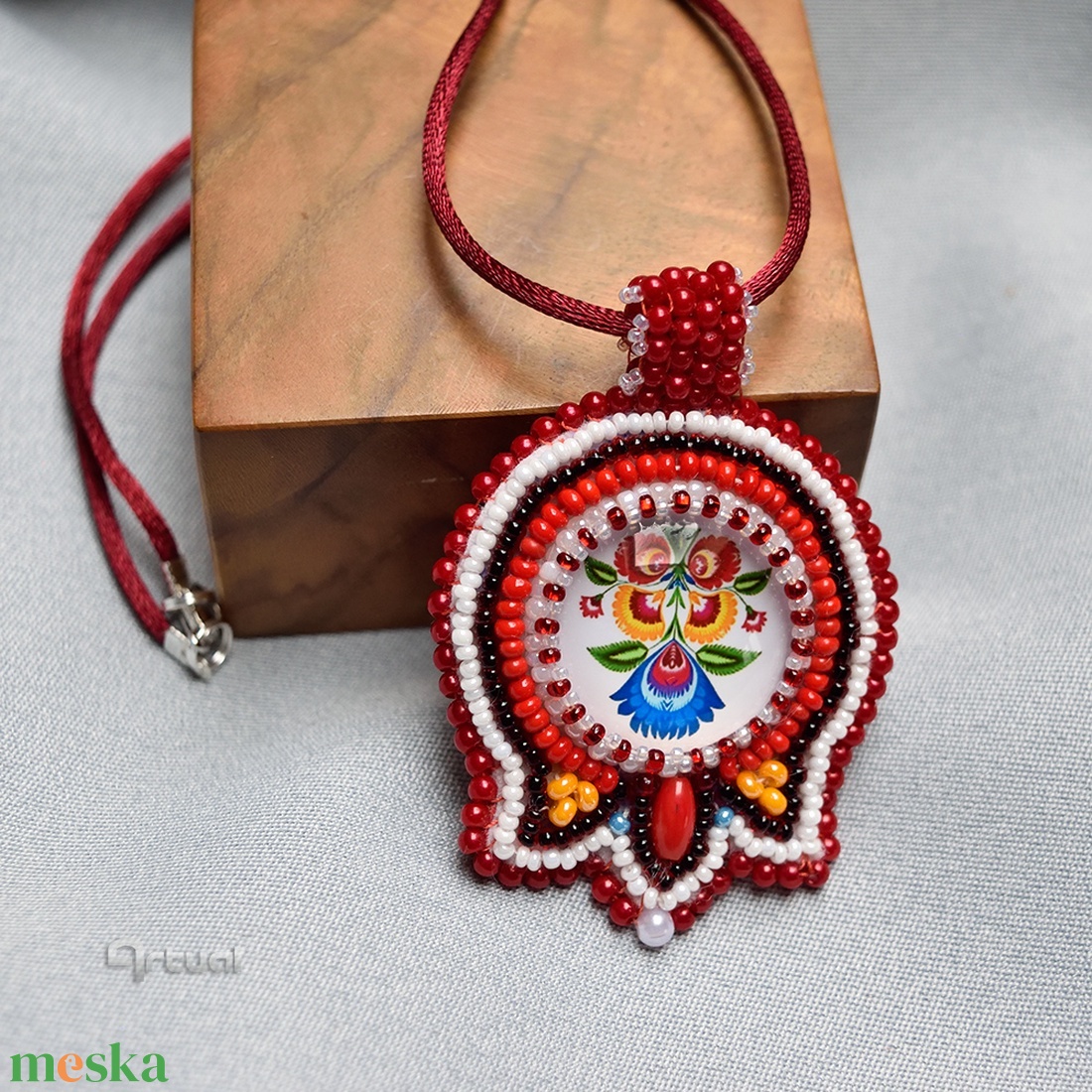 Kézműves hímzett magyaros tulipán medál piros kásagyöngyökkel, korall és virágos üvegkabosonnal - ékszer - nyaklánc - medálos nyaklánc - Meska.hu