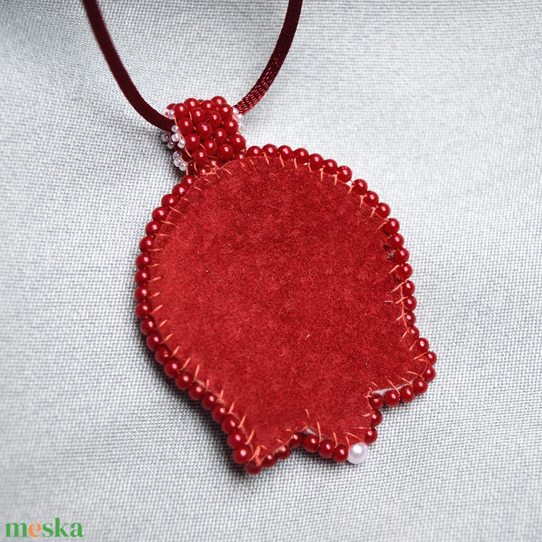 Kézműves hímzett magyaros tulipán medál piros kásagyöngyökkel, korall és virágos üvegkabosonnal - ékszer - nyaklánc - medálos nyaklánc - Meska.hu