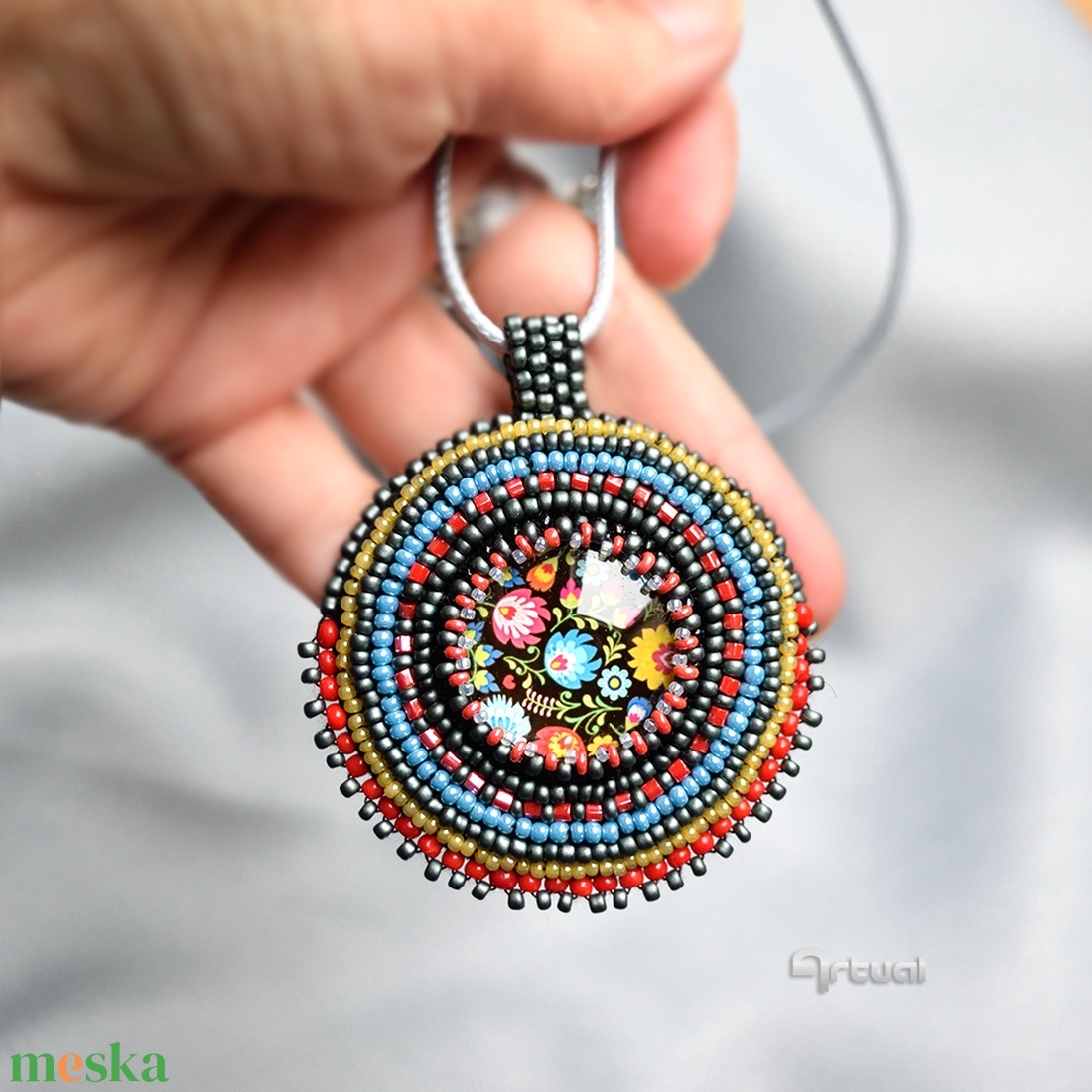 Kézműves hímzett medál színes kásagyöngyökkel és virágos üvegkabosonnal - ékszer - nyaklánc - medálos nyaklánc - Meska.hu