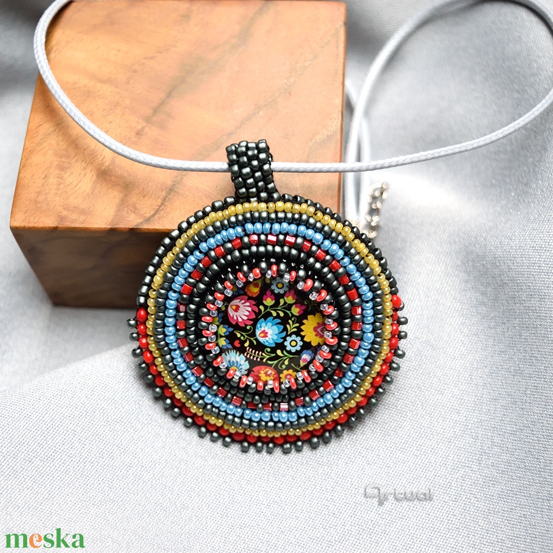 Kézműves hímzett medál színes kásagyöngyökkel és virágos üvegkabosonnal - ékszer - nyaklánc - medálos nyaklánc - Meska.hu