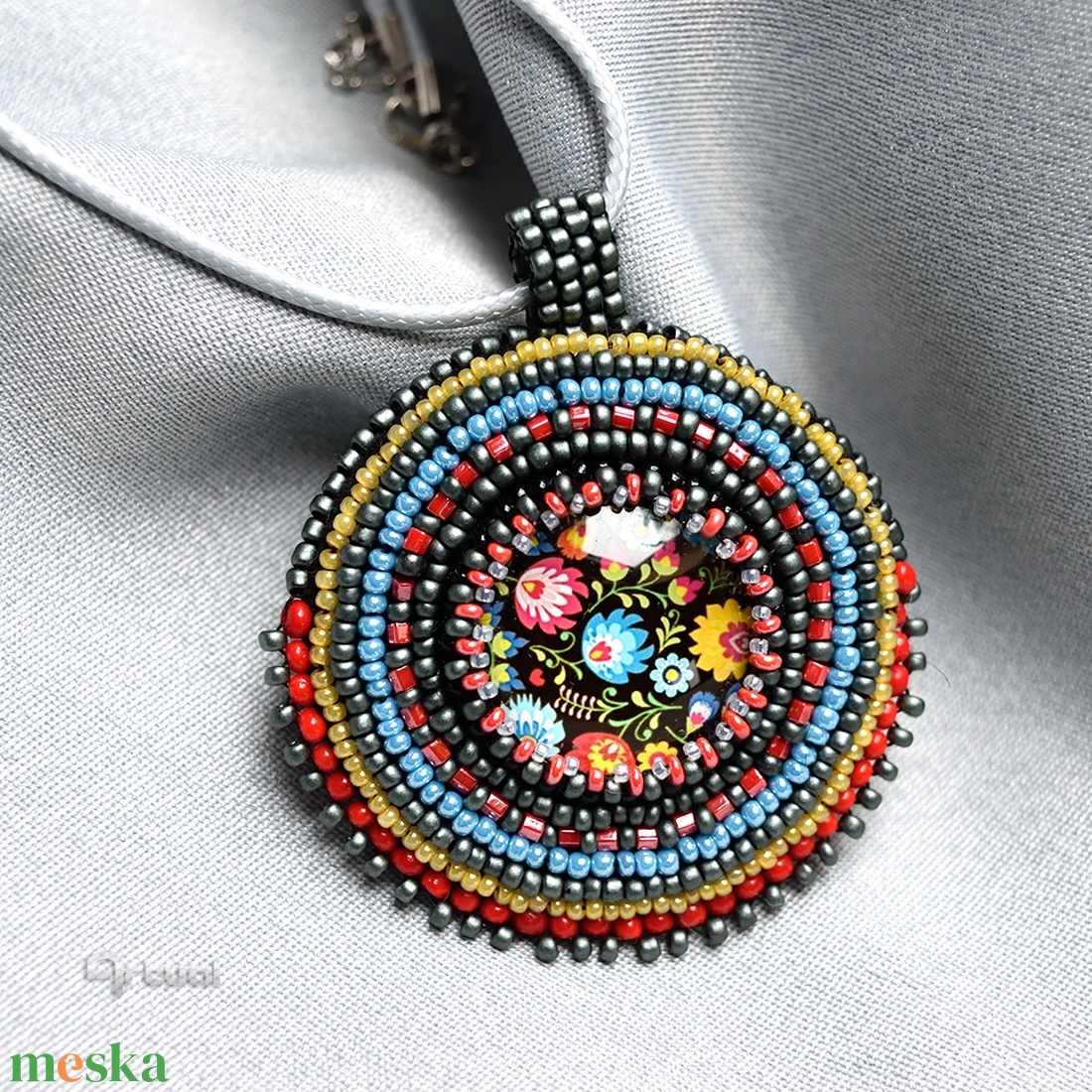 Kézműves hímzett medál színes kásagyöngyökkel és virágos üvegkabosonnal - ékszer - nyaklánc - medálos nyaklánc - Meska.hu