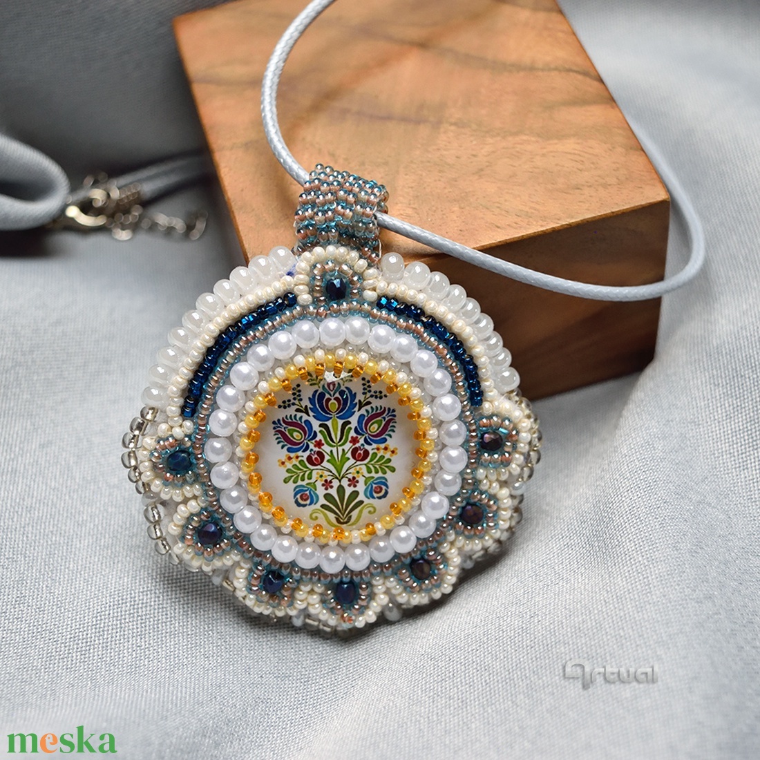 Kézműves hímzett medál fehér, kék, sárga gyöngyökkel és virágos üvegkabosonnal - ékszer - nyaklánc - medálos nyaklánc - Meska.hu