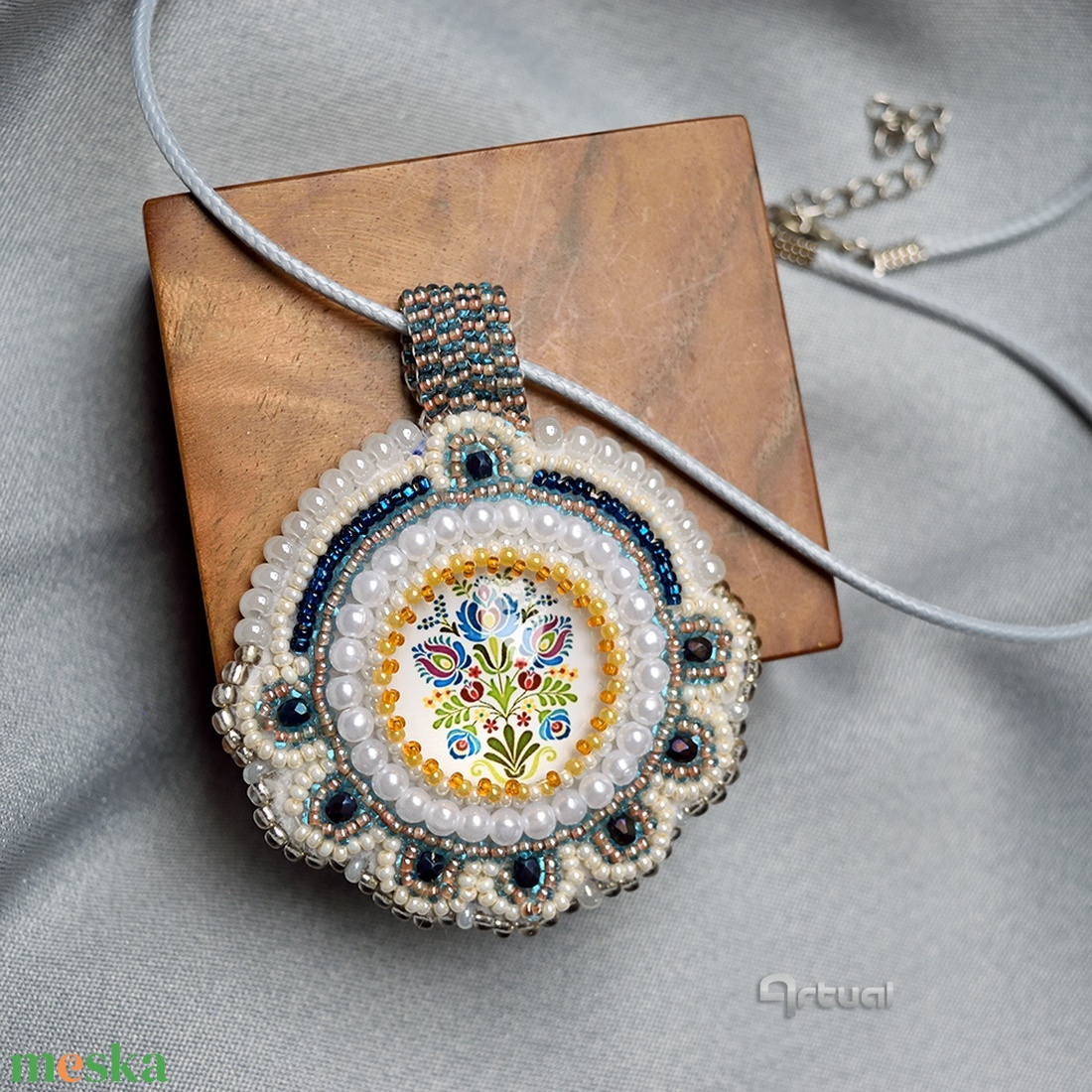 Kézműves hímzett medál fehér, kék, sárga gyöngyökkel és virágos üvegkabosonnal - ékszer - nyaklánc - medálos nyaklánc - Meska.hu