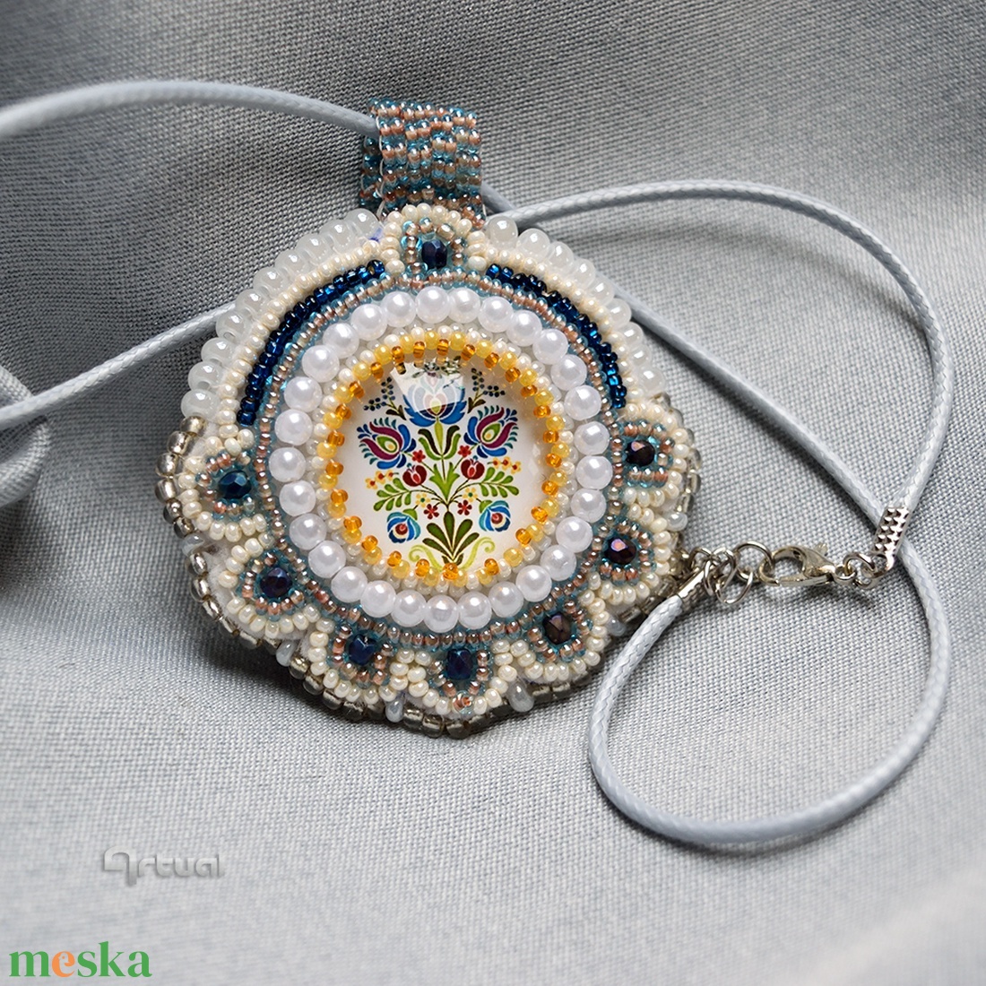Kézműves hímzett medál fehér, kék, sárga gyöngyökkel és virágos üvegkabosonnal - ékszer - nyaklánc - medálos nyaklánc - Meska.hu