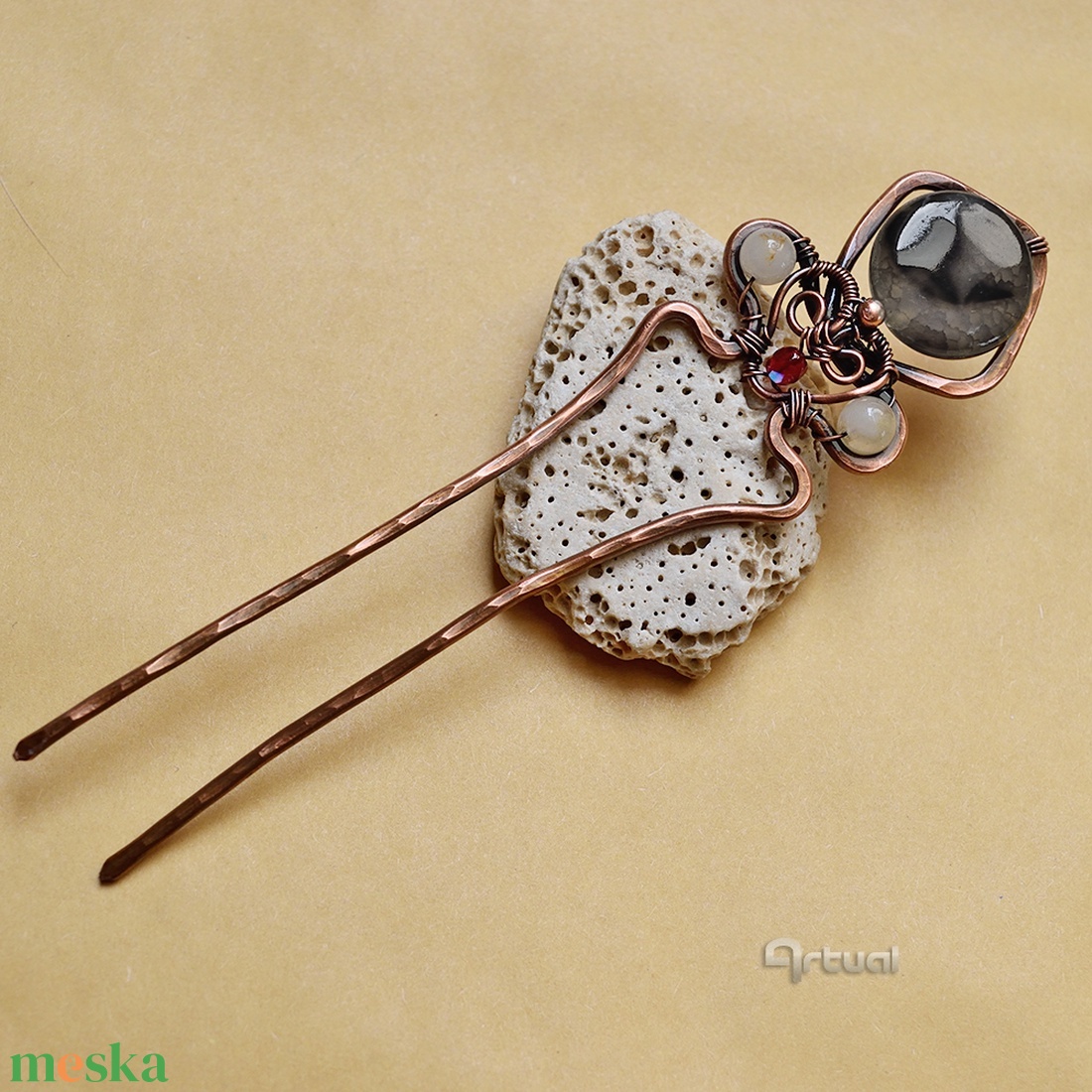 Kézműves réz hajtű fehér kalcit golyókkal és kékesszürke acháttal - ruha & divat - hajdísz & hajcsat - hajcsat & hajtű - Meska.hu