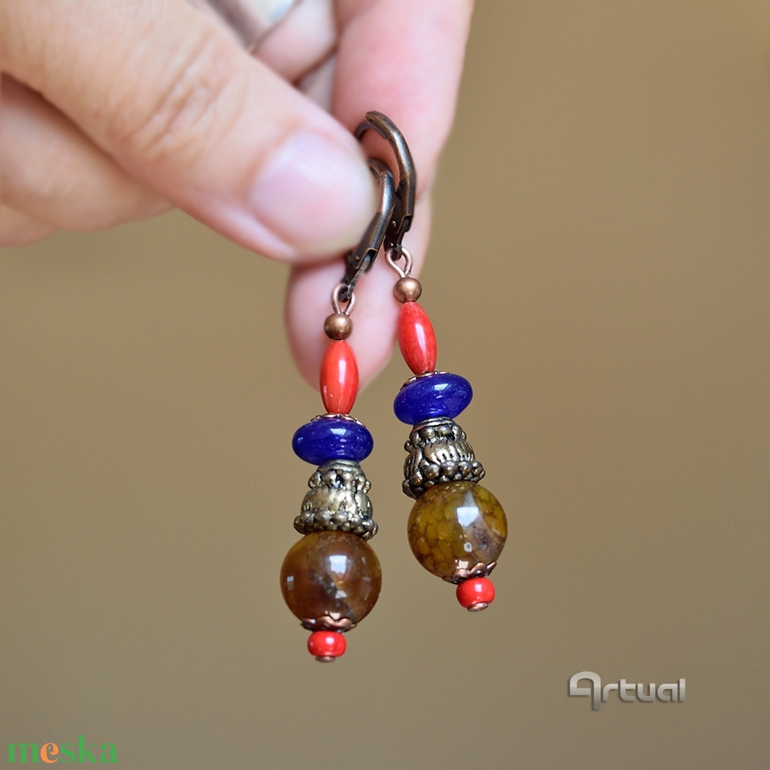 Kézműves egyedi fülbevaló korall, achát és lapis lazuli gyöngyökkel - ékszer - fülbevaló - lógó fülbevaló - Meska.hu