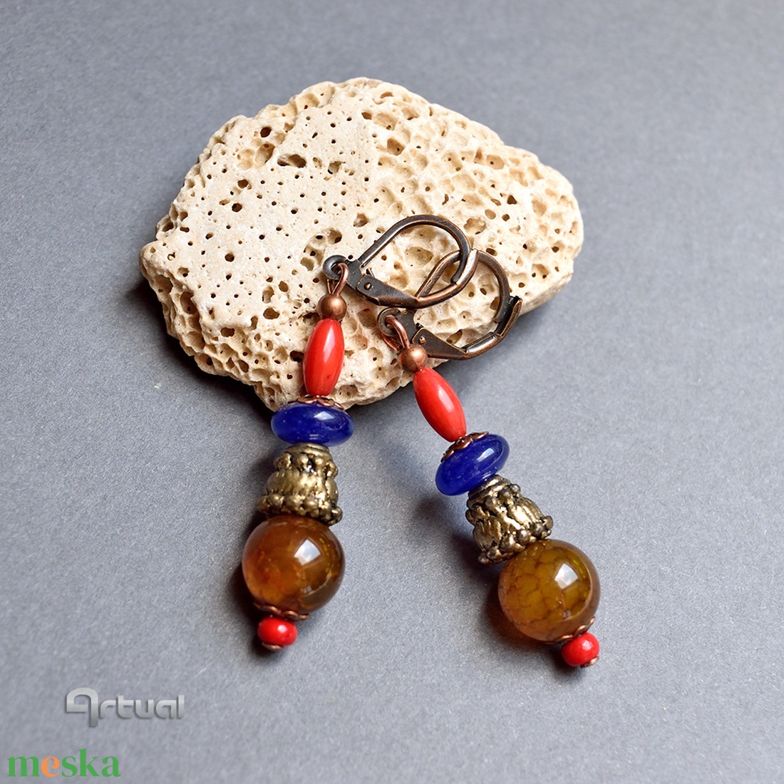 Kézműves egyedi fülbevaló korall, achát és lapis lazuli gyöngyökkel - ékszer - fülbevaló - lógó fülbevaló - Meska.hu