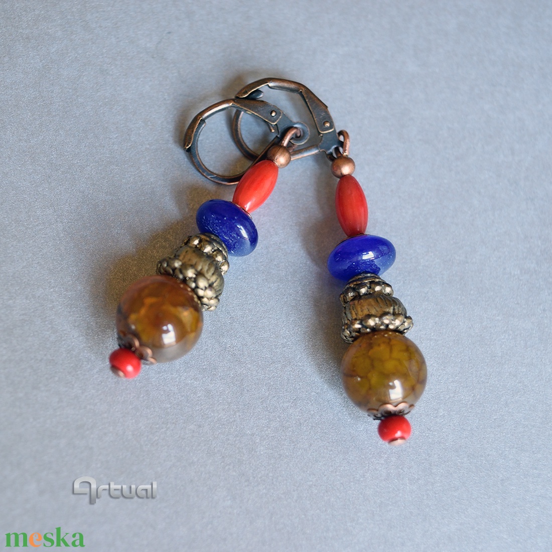 Kézműves egyedi fülbevaló korall, achát és lapis lazuli gyöngyökkel - ékszer - fülbevaló - lógó fülbevaló - Meska.hu
