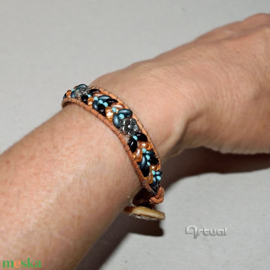 Barna bőr karkötő színes gyöngyökkel és fém virágokkal - ékszer - karkötő - gyöngyös karkötő - Meska.hu