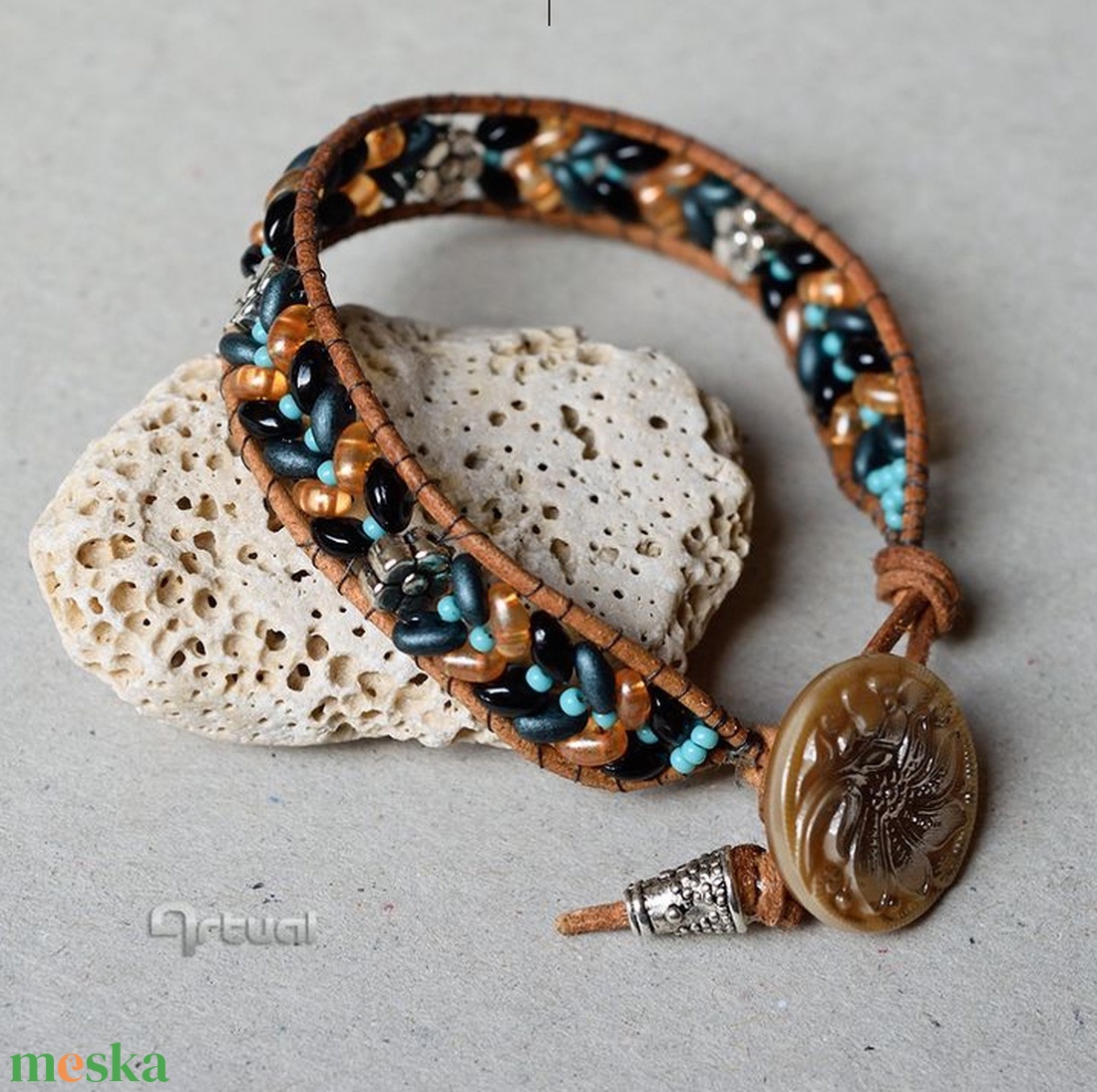 Barna bőr karkötő színes gyöngyökkel és fém virágokkal - ékszer - karkötő - gyöngyös karkötő - Meska.hu