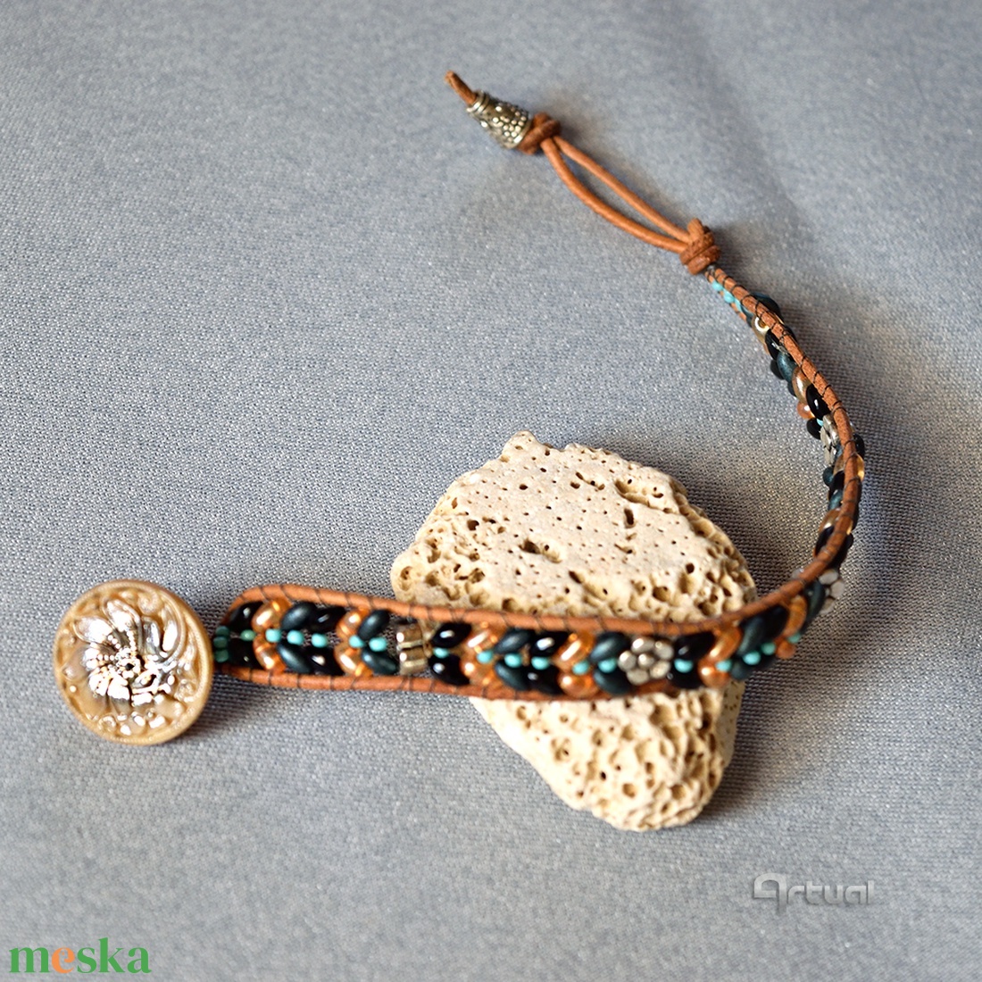 Barna bőr karkötő színes gyöngyökkel és fém virágokkal - ékszer - karkötő - gyöngyös karkötő - Meska.hu