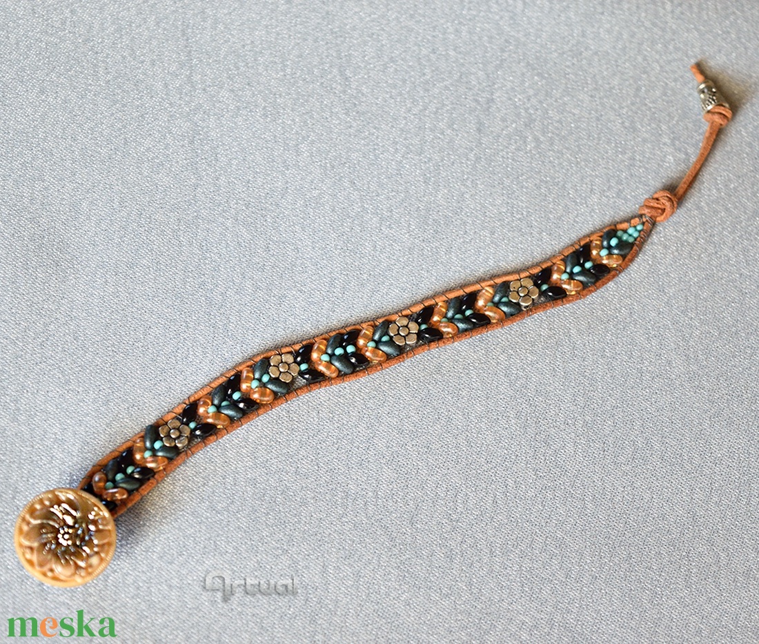 Barna bőr karkötő színes gyöngyökkel és fém virágokkal - ékszer - karkötő - gyöngyös karkötő - Meska.hu
