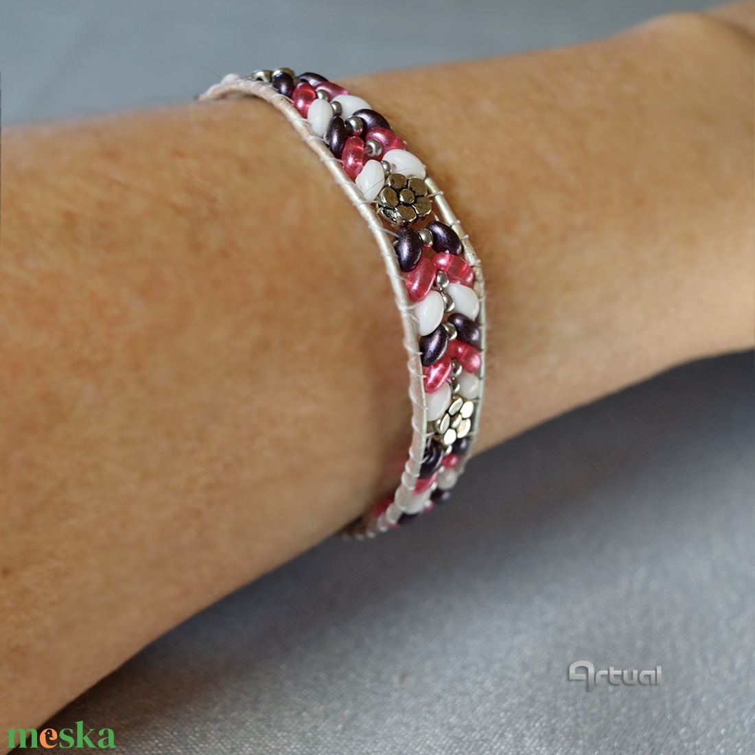 Ezüst bőr karkötő színes gyöngyökkel és fém virágokkal - ékszer - karkötő - gyöngyös karkötő - Meska.hu