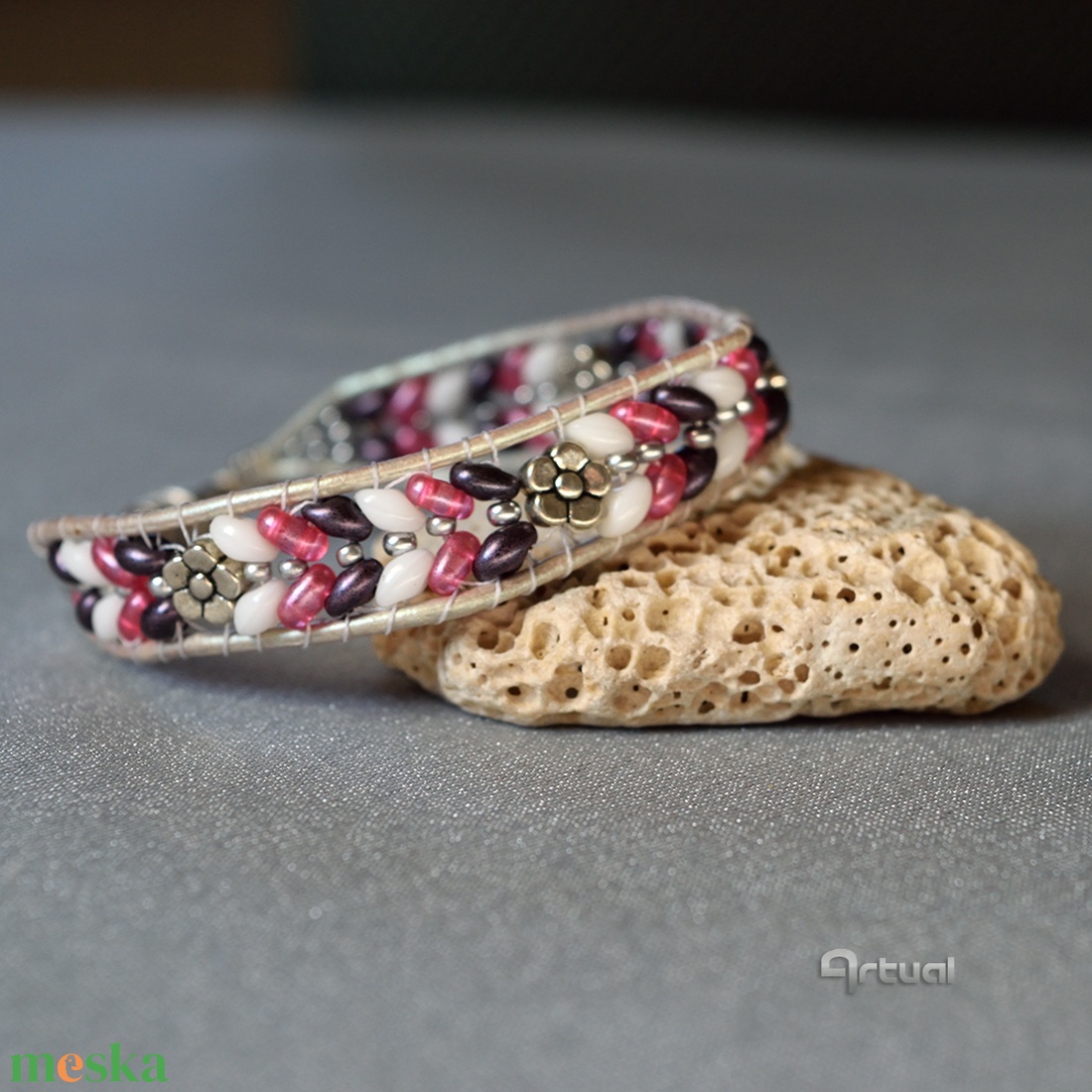 Ezüst bőr karkötő színes gyöngyökkel és fém virágokkal - ékszer - karkötő - gyöngyös karkötő - Meska.hu