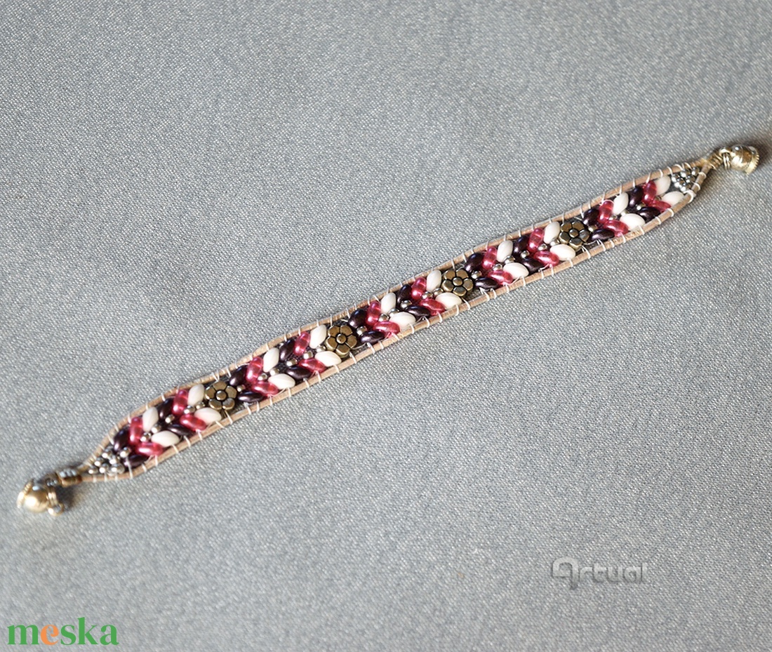 Ezüst bőr karkötő színes gyöngyökkel és fém virágokkal - ékszer - karkötő - gyöngyös karkötő - Meska.hu