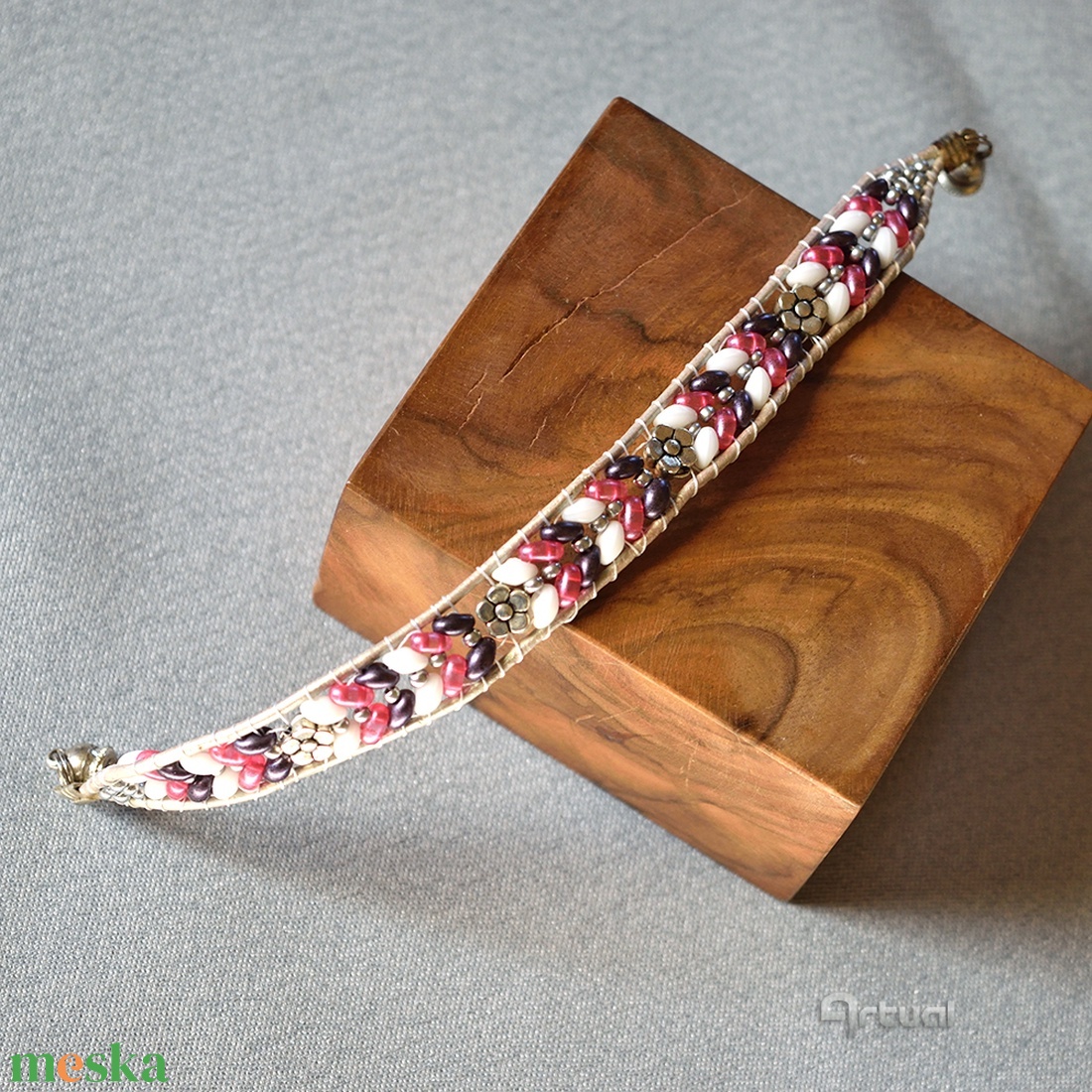 Ezüst bőr karkötő színes gyöngyökkel és fém virágokkal - ékszer - karkötő - gyöngyös karkötő - Meska.hu