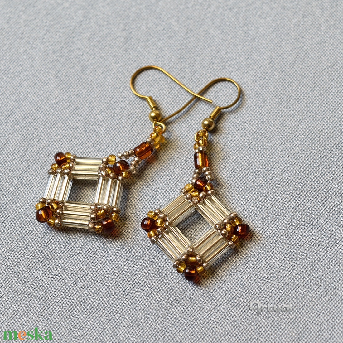 Filigrán geometrikus fülbevaló szalma-, és kásagyöngyökkel több színben - ékszer - fülbevaló - lógós kerek fülbevaló - Meska.hu