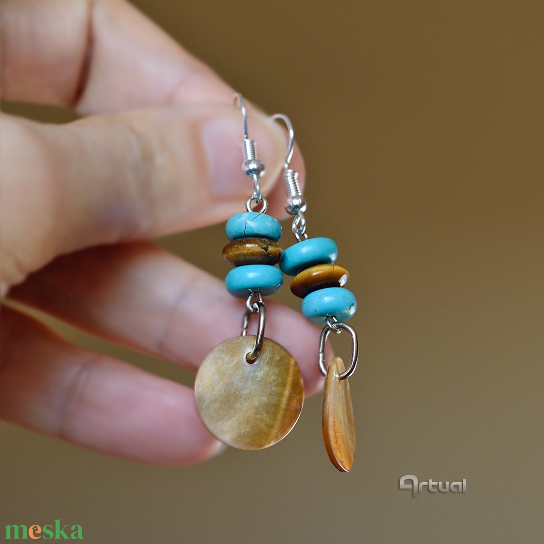 Boho stílusú fülbevaló türkiz és tigrisszem gyöngyökkel kagyló korong fityegővel  - ékszer - fülbevaló - lógó fülbevaló - Meska.hu