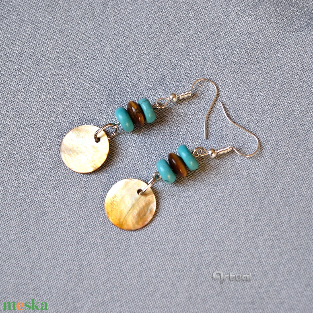 Boho stílusú fülbevaló türkiz és tigrisszem gyöngyökkel kagyló korong fityegővel  - ékszer - fülbevaló - lógó fülbevaló - Meska.hu