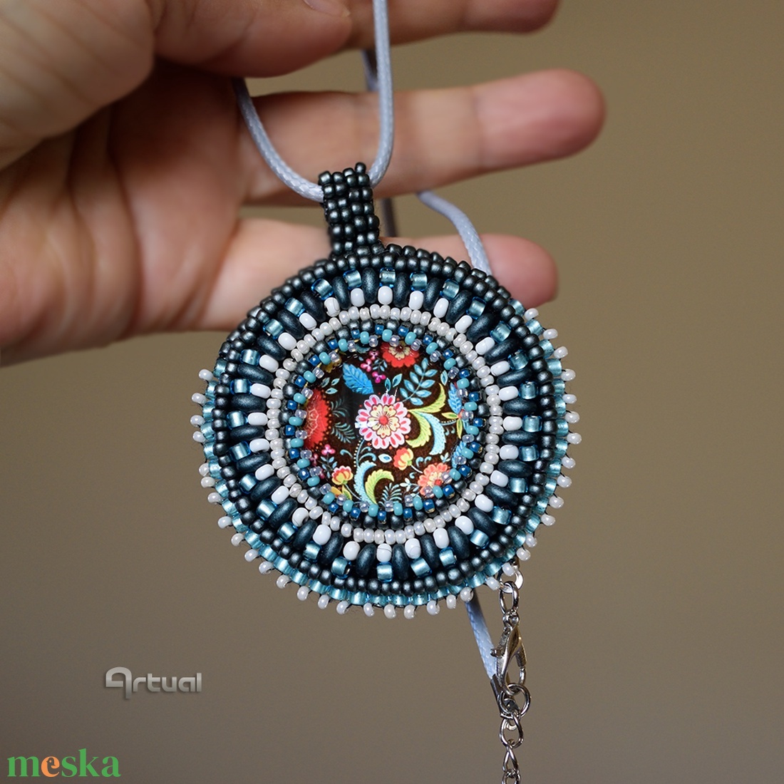 Kézműves gyöngyhímzett medál színes kásagyöngyökkel és virágos üvegkabosonnal - ékszer - nyaklánc - medálos nyaklánc - Meska.hu