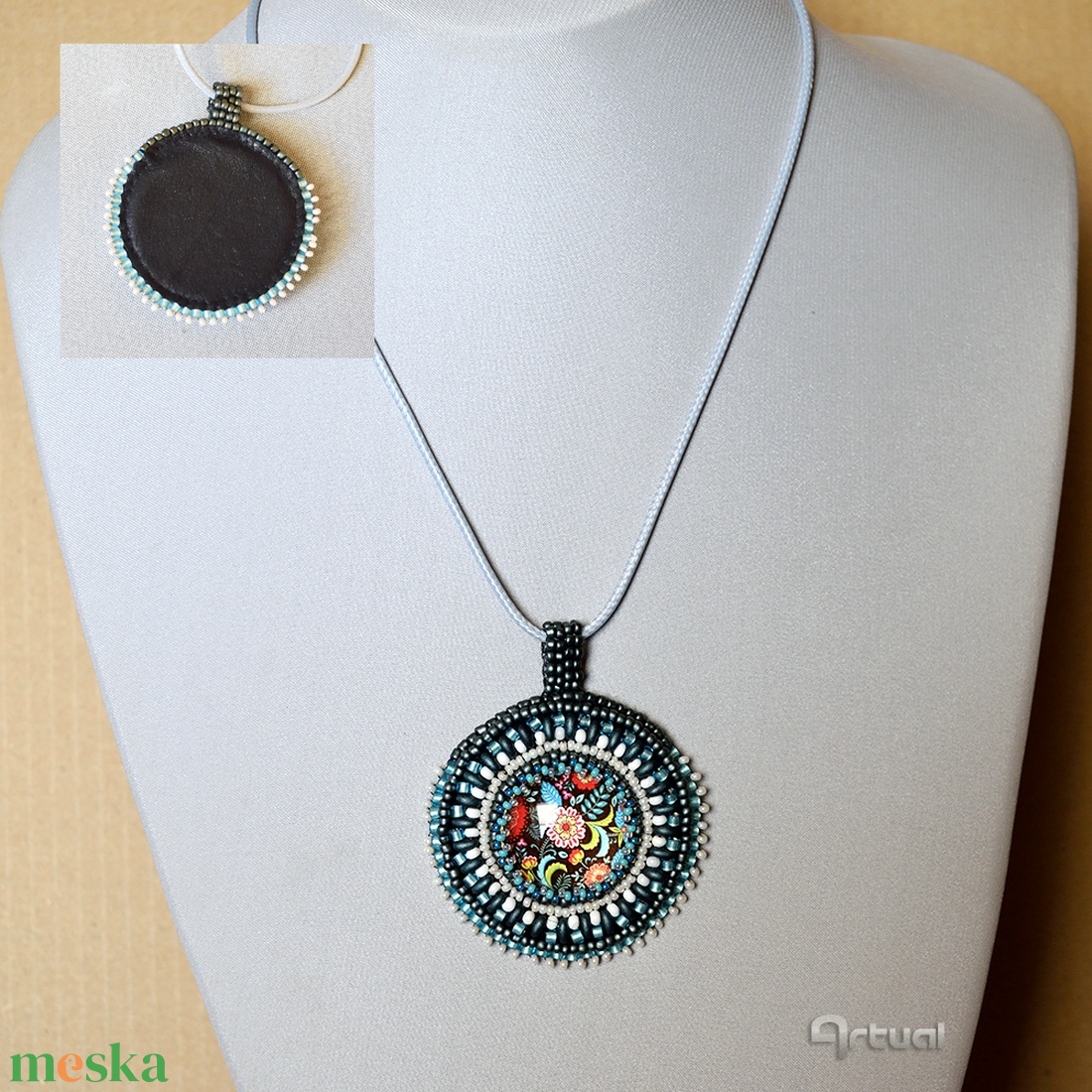 Kézműves gyöngyhímzett medál színes kásagyöngyökkel és virágos üvegkabosonnal - ékszer - nyaklánc - medálos nyaklánc - Meska.hu