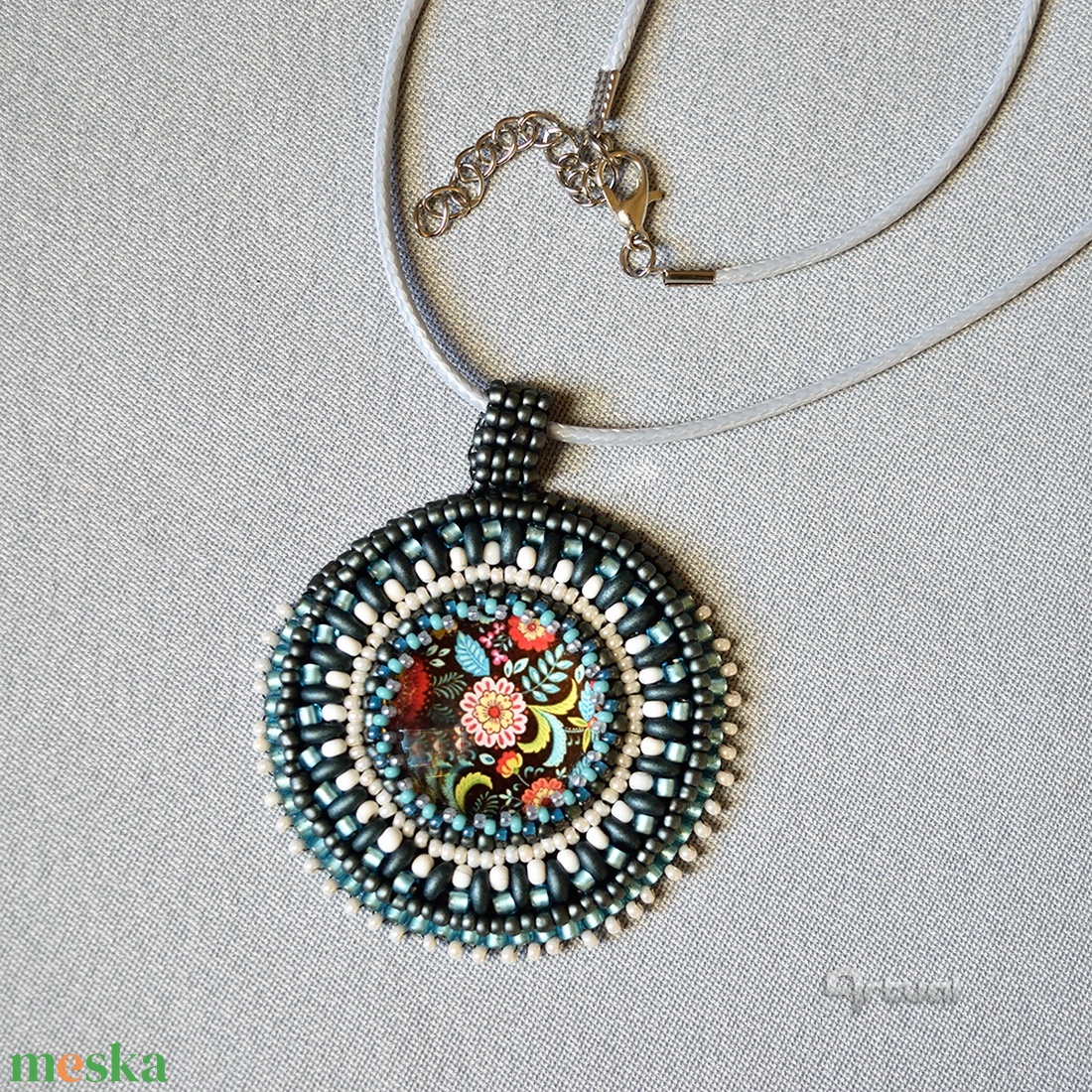 Kézműves gyöngyhímzett medál színes kásagyöngyökkel és virágos üvegkabosonnal - ékszer - nyaklánc - medálos nyaklánc - Meska.hu