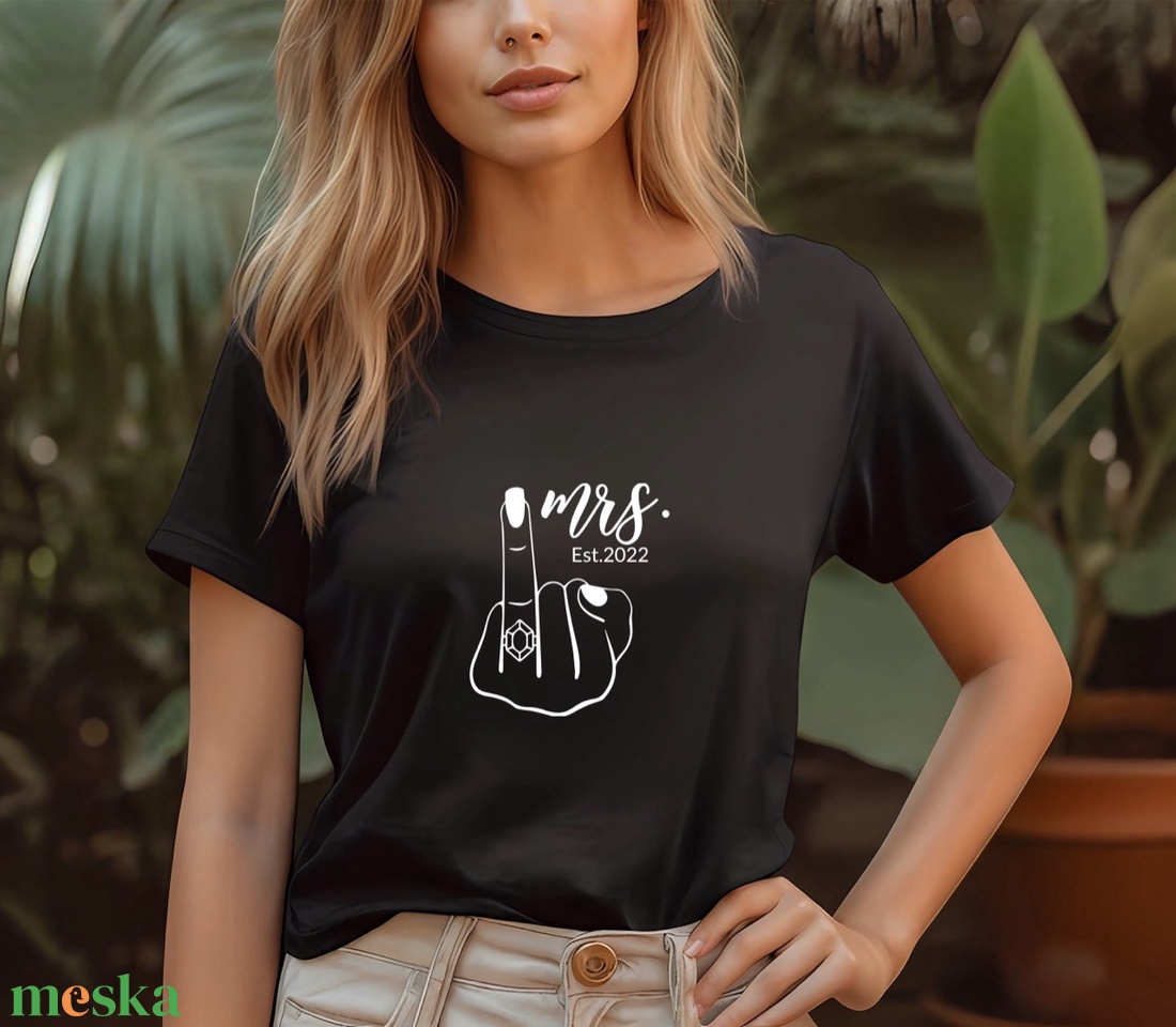 Elegáns Mrs. 20XX Évszámmal Díszített Női Póló - Egyedi Személyre Szabható Design a Különleges Hölgyeknek - ruha & divat - női ruha - póló, felső - Meska.hu