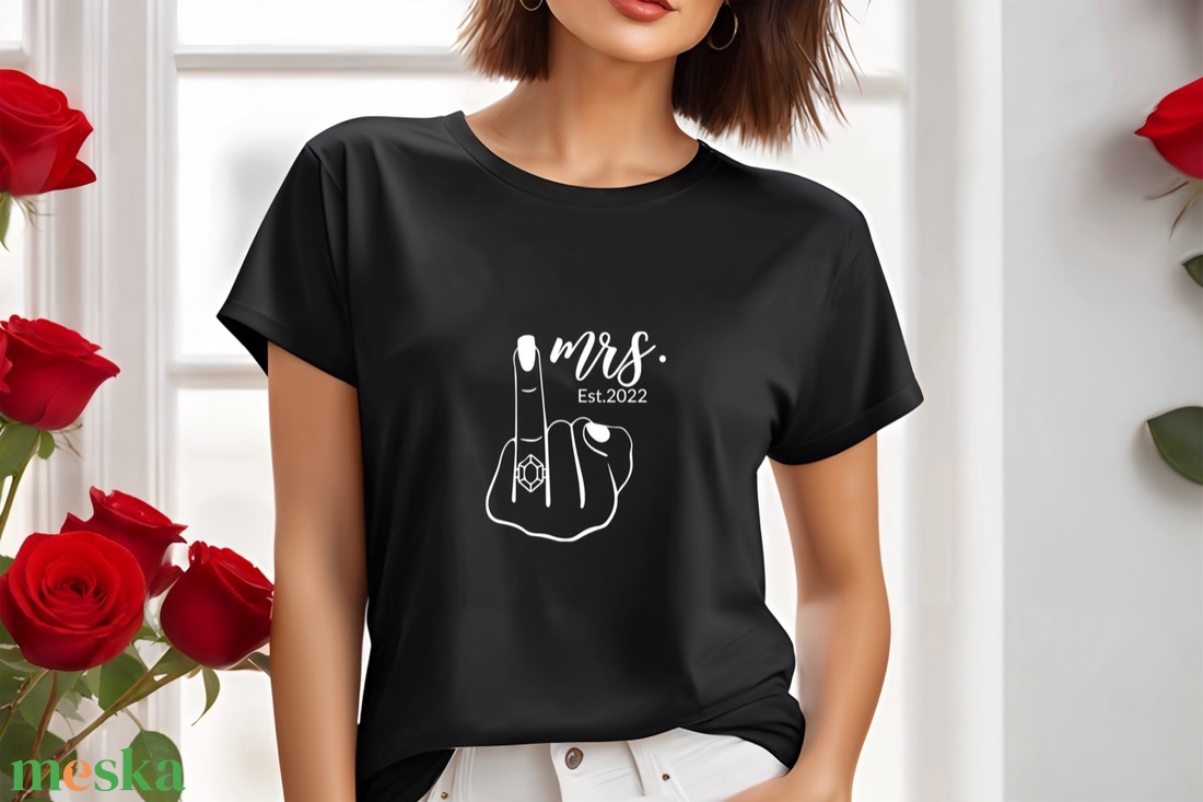 Elegáns Mrs. 20XX Évszámmal Díszített Női Póló - Egyedi Személyre Szabható Design a Különleges Hölgyeknek - ruha & divat - női ruha - póló, felső - Meska.hu