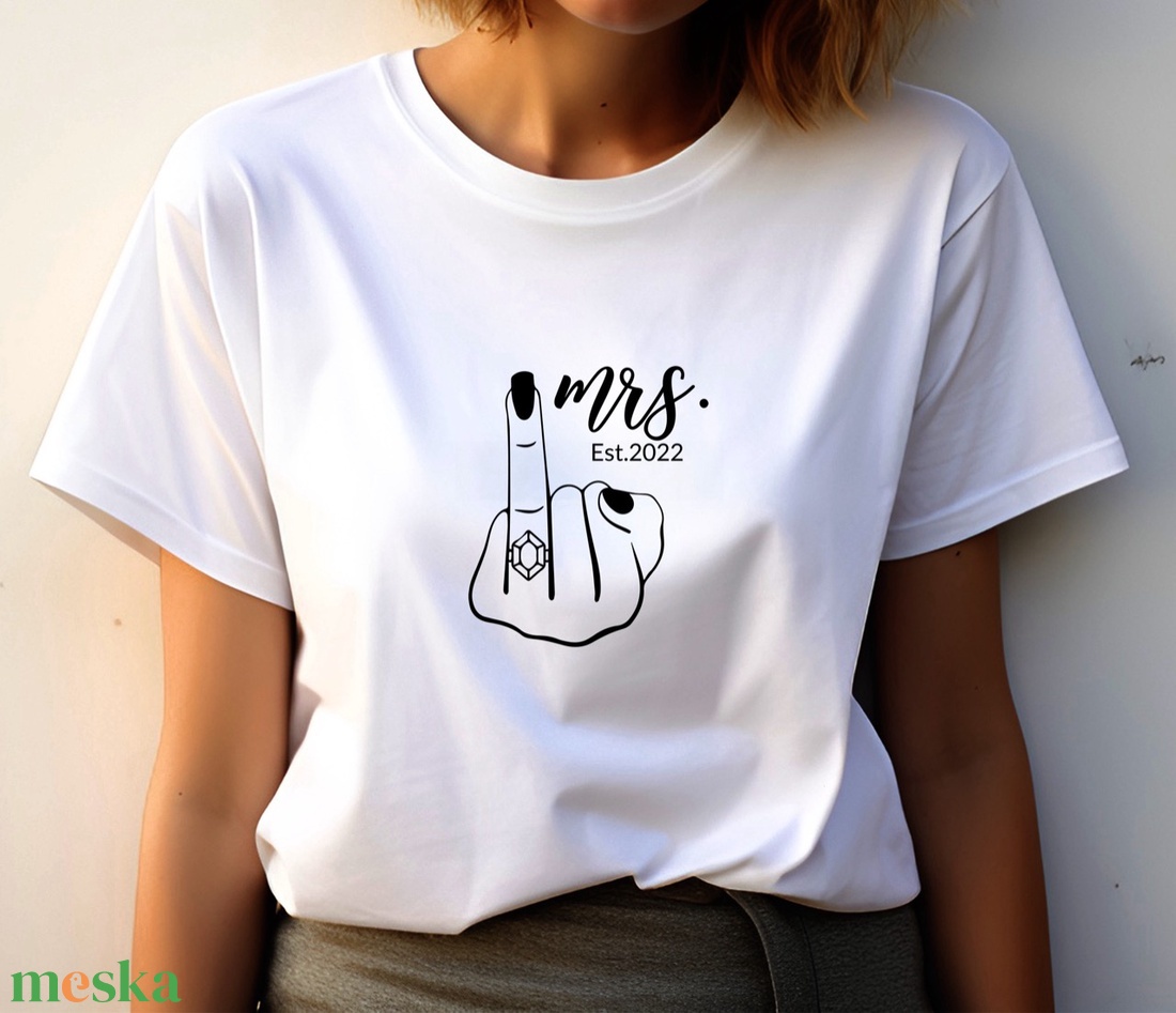 Elegáns Mrs. 20XX Évszámmal Díszített Női Póló - Egyedi Személyre Szabható Design a Különleges Hölgyeknek - ruha & divat - női ruha - póló, felső - Meska.hu