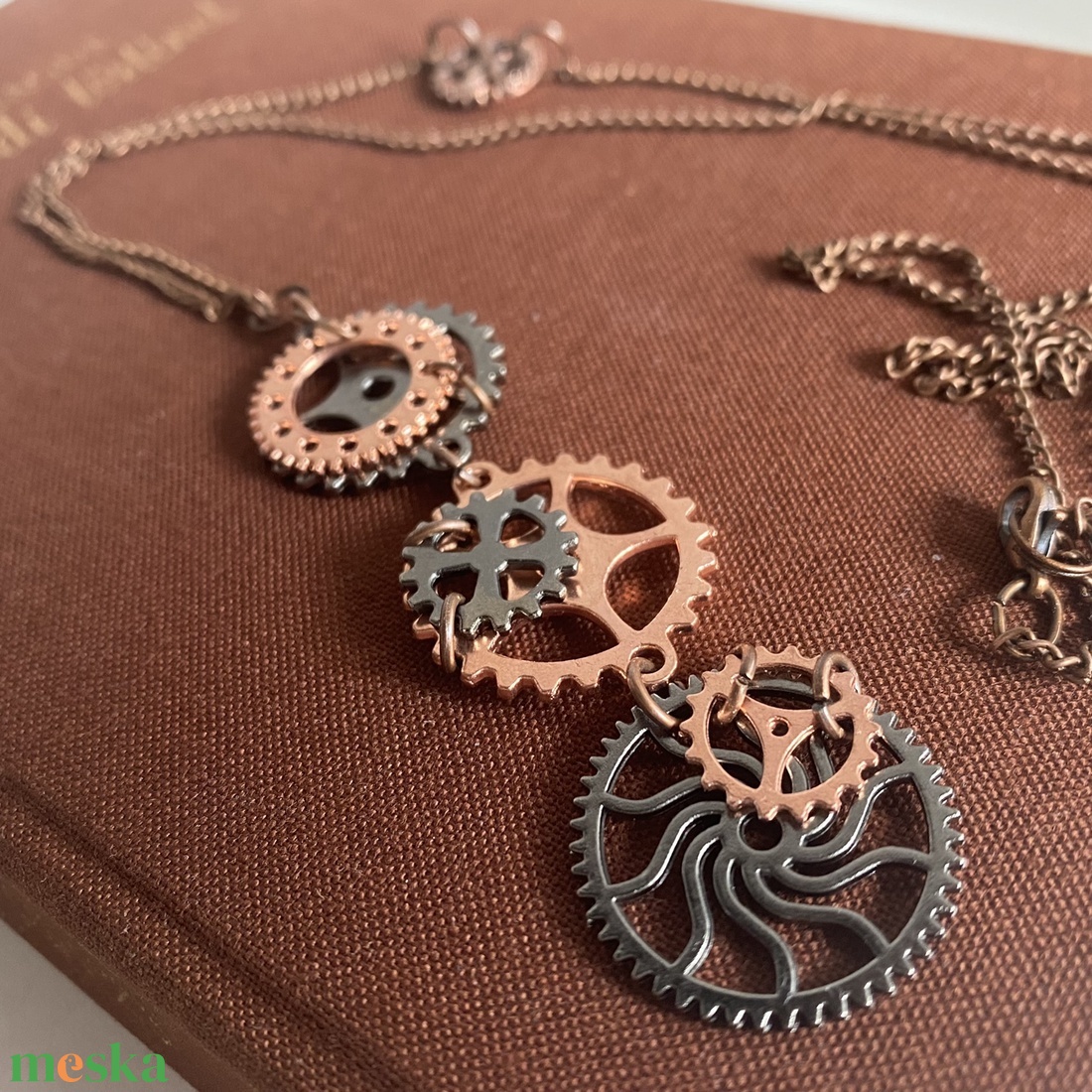 Hosszú steampunk nyaklánc és medál - ékszer - nyaklánc - medálos nyaklánc - Meska.hu Hosszú steampunk nyaklánc és medál - ékszer - nyaklánc - medálos nyaklánc - Meska.hu