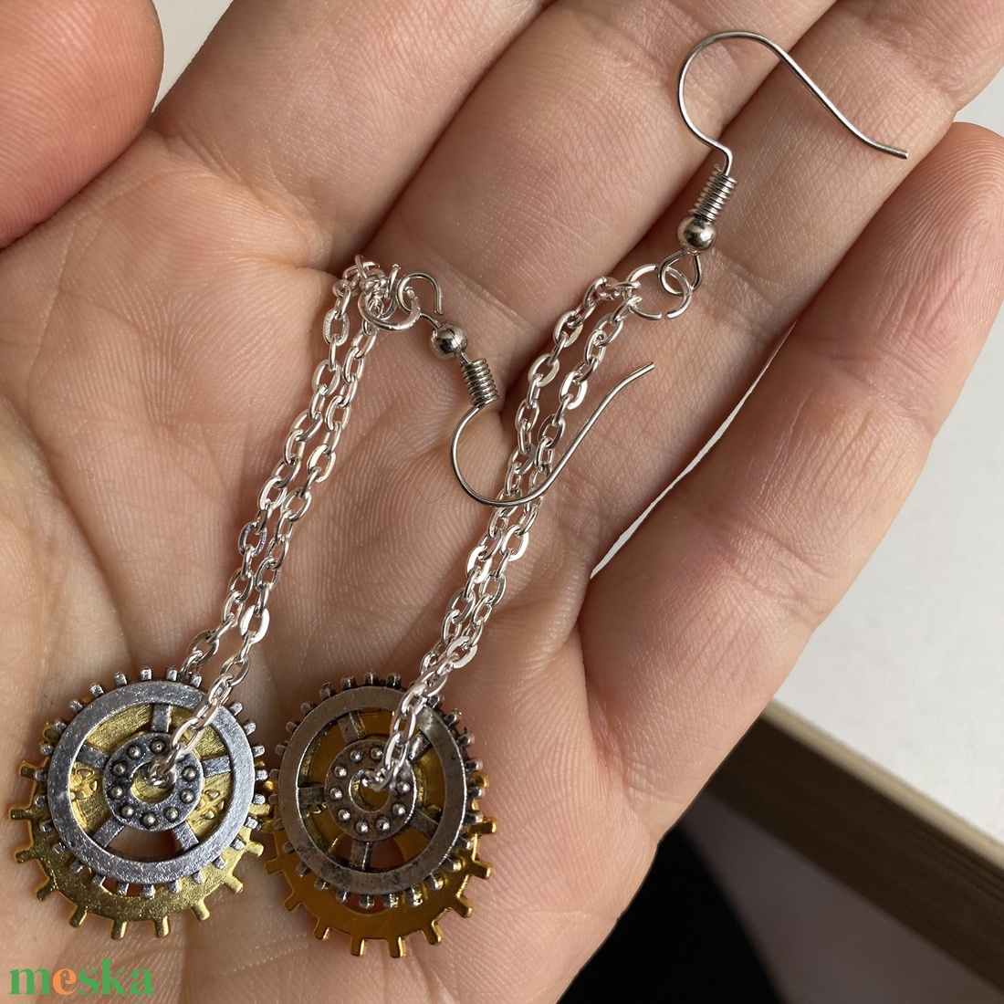 Lógós steampunk fülbevaló, arany-ezüst színű - ékszer - fülbevaló - lógó fülbevaló - Meska.hu