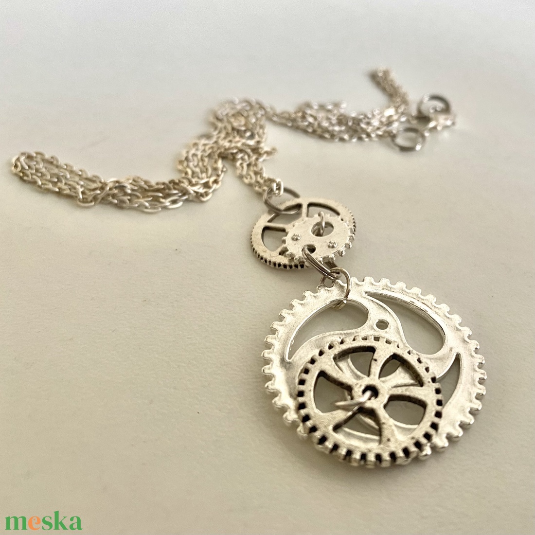 Steampunk nyaklánc és medál, ezüst színű, hosszú - ékszer - nyaklánc - medálos nyaklánc - Meska.hu Steampunk nyaklánc és medál, ezüst színű, hosszú - ékszer - nyaklánc - medálos nyaklánc - Meska.hu