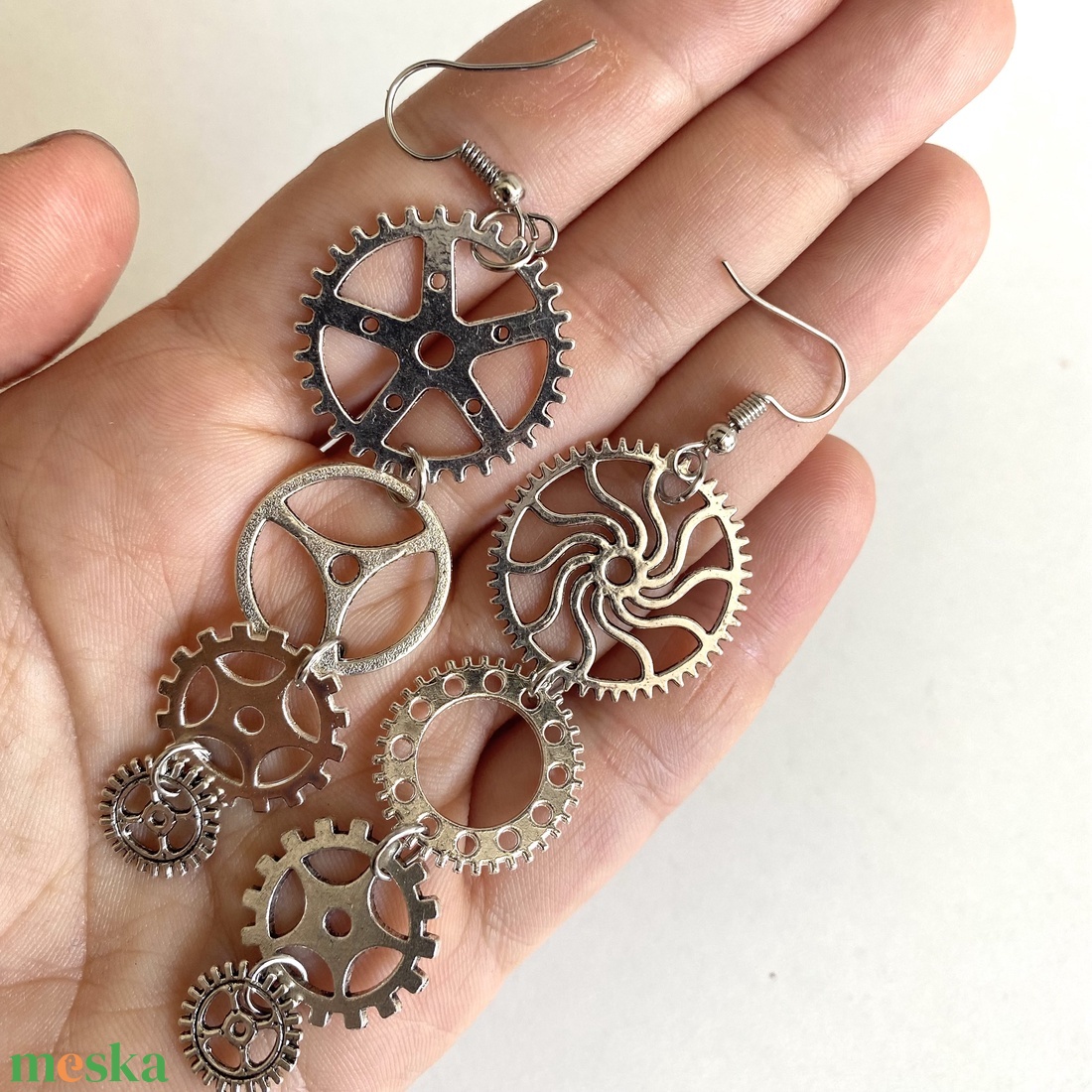Steampunk fülbevaló, ezüst színű, aszimmetrikus - ékszer - fülbevaló - lógó fülbevaló - Meska.hu Steampunk fülbevaló, ezüst színű, aszimmetrikus - ékszer - fülbevaló - lógó fülbevaló - Meska.hu