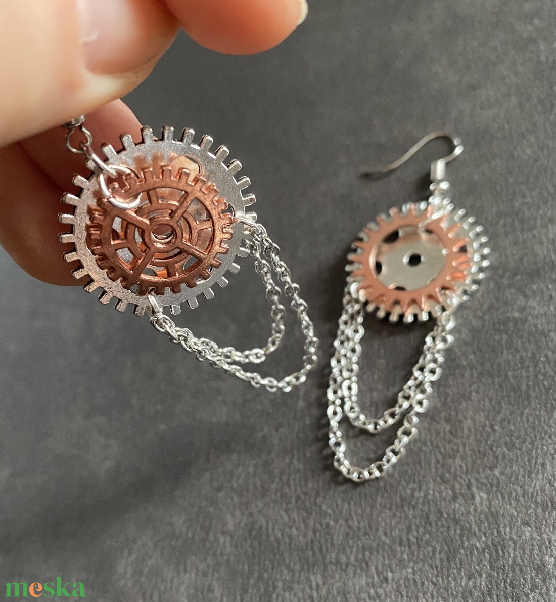 Steampunk fülbevaló, láncos, ezüst-rózsa - ékszer - fülbevaló - lógó fülbevaló - Meska.hu Steampunk fülbevaló, láncos, ezüst-rózsa - ékszer - fülbevaló - lógó fülbevaló - Meska.hu