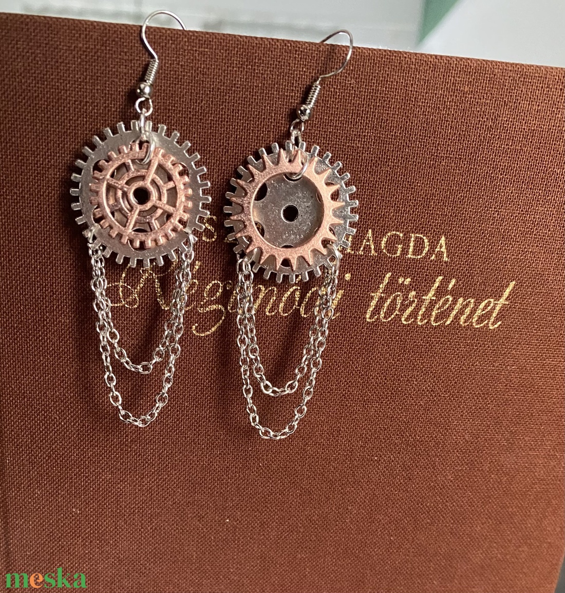 Steampunk fülbevaló, láncos, ezüst-rózsa - ékszer - fülbevaló - lógó fülbevaló - Meska.hu Steampunk fülbevaló, láncos, ezüst-rózsa - ékszer - fülbevaló - lógó fülbevaló - Meska.hu