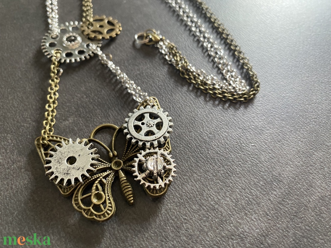 Pillangó nyaklánc, steampunk, ezüst-réz színű - ékszer - nyaklánc - medálos nyaklánc - Meska.hu Pillangó nyaklánc, steampunk, ezüst-réz színű - ékszer - nyaklánc - medálos nyaklánc - Meska.hu