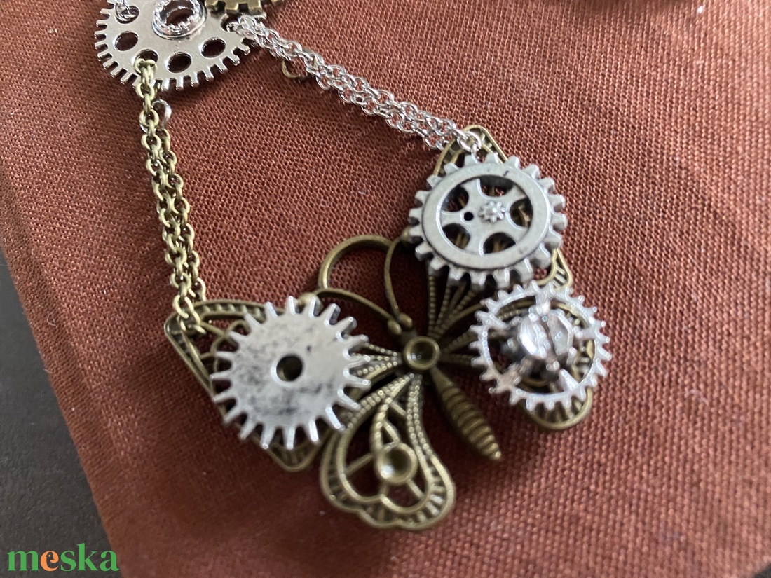Pillangó nyaklánc, steampunk, ezüst-réz színű - ékszer - nyaklánc - medálos nyaklánc - Meska.hu Pillangó nyaklánc, steampunk, ezüst-réz színű - ékszer - nyaklánc - medálos nyaklánc - Meska.hu