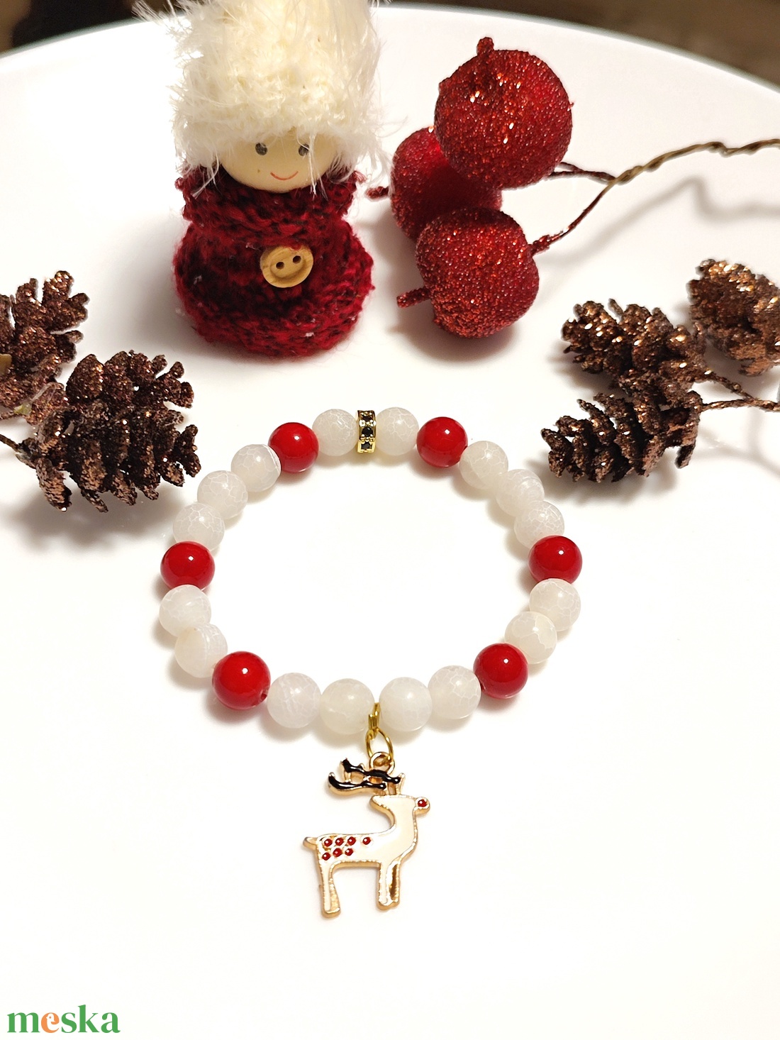 Karácsonyi ásványkarkötő rénszarvas medállal - ékszer - karkötő - karkötő medállal - Meska.hu