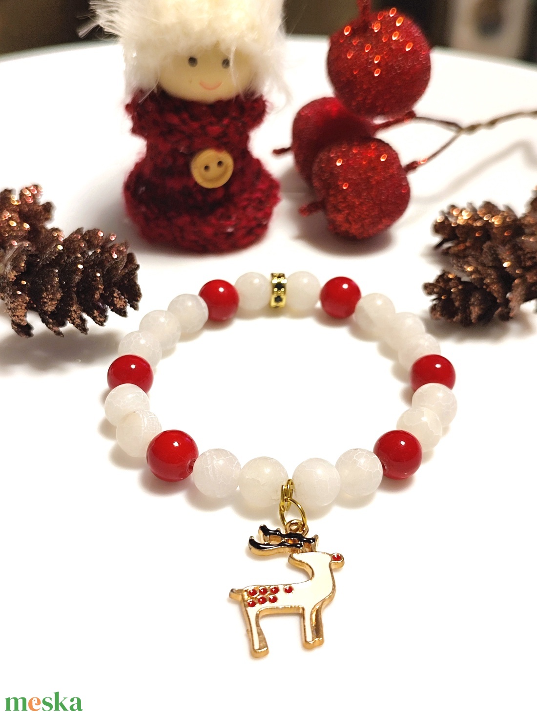 Karácsonyi ásványkarkötő rénszarvas medállal - ékszer - karkötő - karkötő medállal - Meska.hu