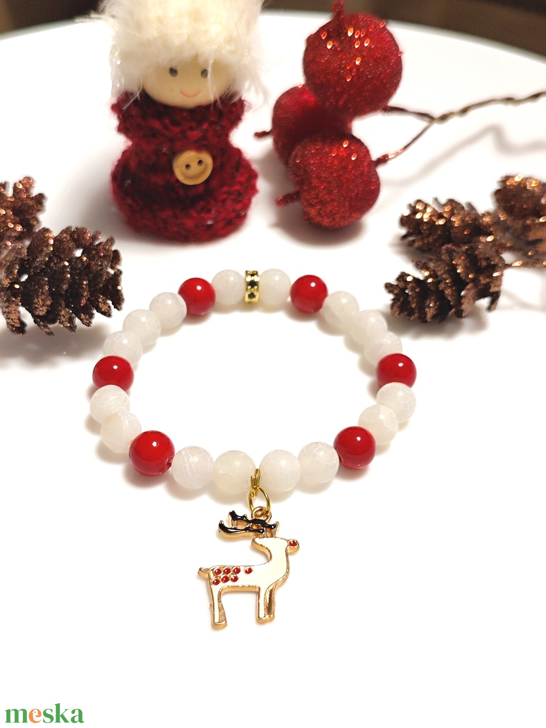 Karácsonyi ásványkarkötő rénszarvas medállal - ékszer - karkötő - karkötő medállal - Meska.hu