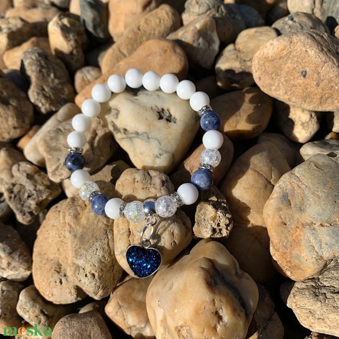 Fájdalomcsillapító--Stresszoldó-Vérnyomás csökkentő Hegyikristály-Achát-Szodalit Női Ásványkarkötő - ékszer - karkötő - karkötő medállal - Meska.hu