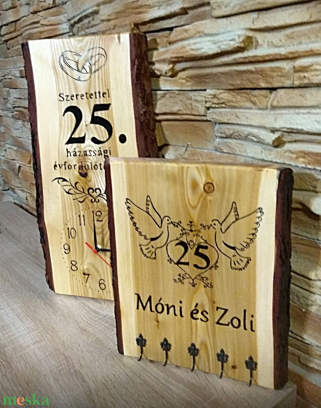 Házassági évforduló alkalmából falióra és névre szóló kulcstartó szett - otthon & életmód - dekoráció - fali és függő dekoráció - falióra & óra - Meska.hu Házassági évforduló alkalmából falióra és névre szóló kulcstartó szett - otthon & életmód - dekoráció - fali és függő dekoráció - falióra & óra - Meska.hu